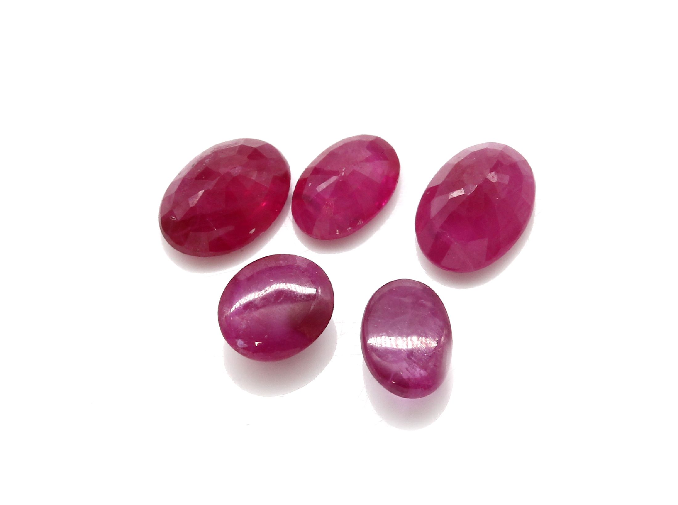 Detail a: Konvolut 5 lose Rubine: 1 x ca. 0.75 ct, ovaler Cabochon; 1 x ca. 0.69 ct, ovaler Cabochon; 1 x ca. 0.93 ct, ovaler Cabochon; 1 x ca. 0.53 ct, ...