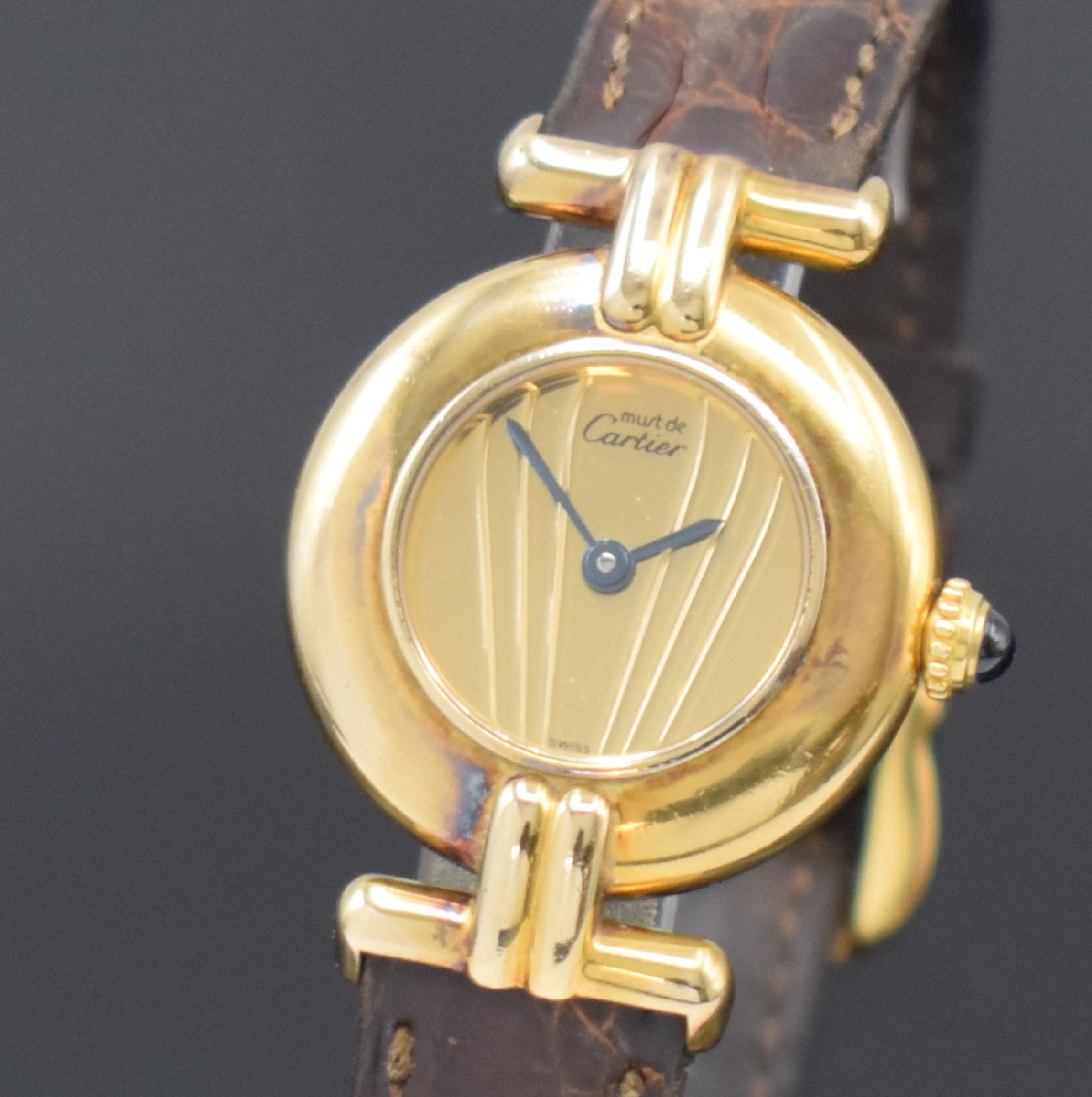 Detail a: CARTIER Damenarmbanduhr Vermeil Referenz 590002, Schweiz um 1990, quarz, 2-teiliges verg. Silbergeh., Boden 2-fach verschr., Schmuckkrone, gold. ...