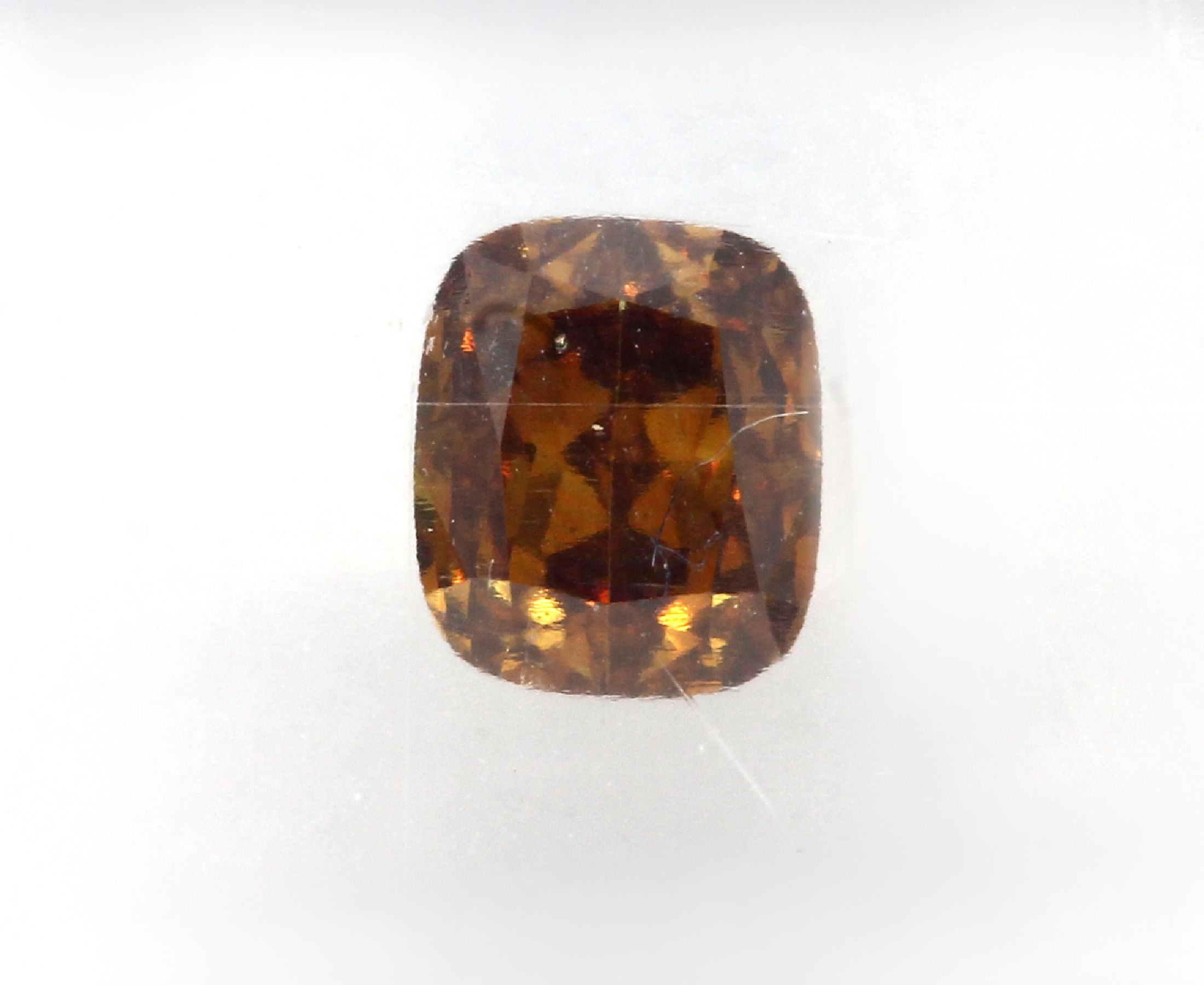 Detail a: Loser Diamant, ca. 0.35 ct natural fancy deep yellowish orange/si1, eingeschweißt, mit IGI-Expertise