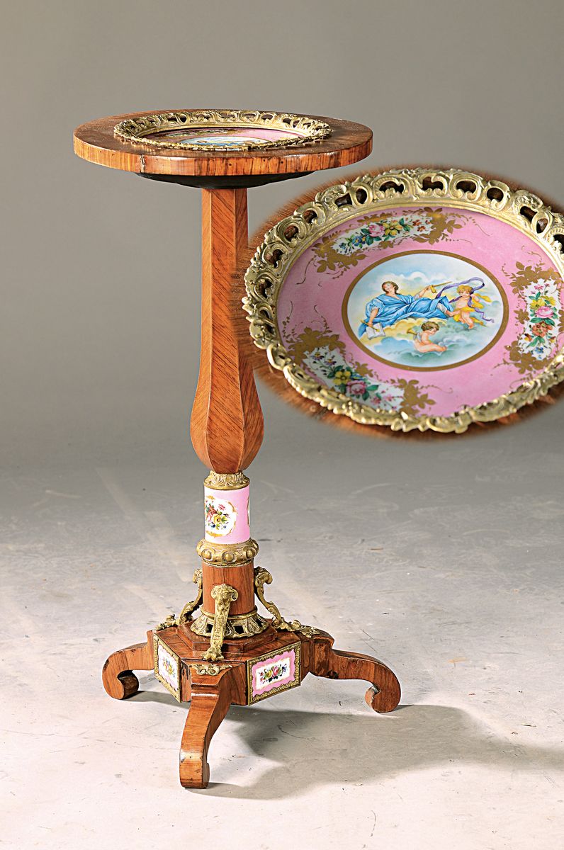 Beistelltisch, Frankreich, um 1900,, Rosenholzfurnier, mit mehreren Porzellaneinsätzen, diese handbemalt, Messingapplikationen, auf drei Beinen, H. ...