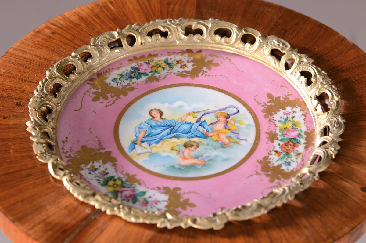 Detail a: Beistelltisch, Frankreich, um 1900,, Rosenholzfurnier, mit mehreren Porzellaneinsätzen, diese handbemalt, Messingapplikationen, auf drei Beinen, H. ...