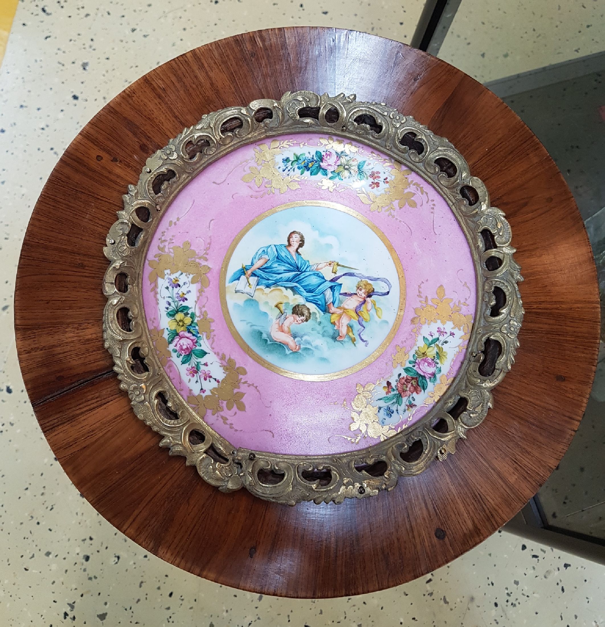 Detail b: Beistelltisch, Frankreich, um 1900,, Rosenholzfurnier, mit mehreren Porzellaneinsätzen, diese handbemalt, Messingapplikationen, auf drei Beinen, H. ...