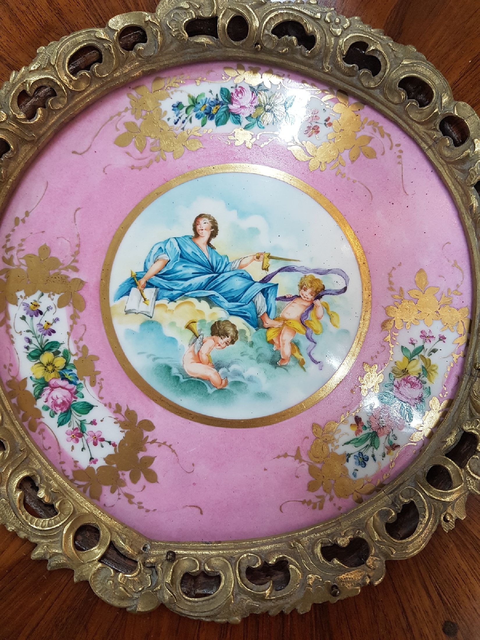 Detail c: Beistelltisch, Frankreich, um 1900,, Rosenholzfurnier, mit mehreren Porzellaneinsätzen, diese handbemalt, Messingapplikationen, auf drei Beinen, H. ...