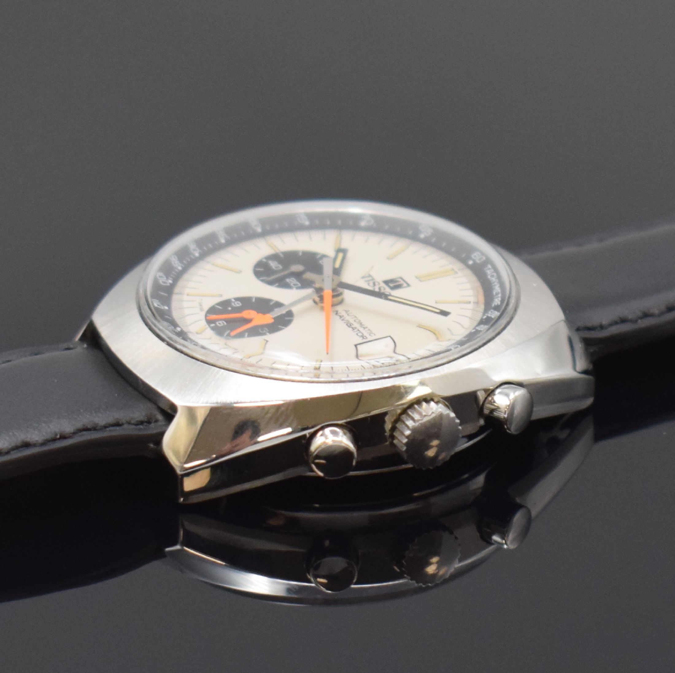 Detail b: TISSOT Navigator Herrenarmbanduhr Referenz 45 501 mit Chronograph in Stahl, Schweiz um 1970, Automatik, 2-teil. Geh., Boden geschr., silb. Zifferbl. ...