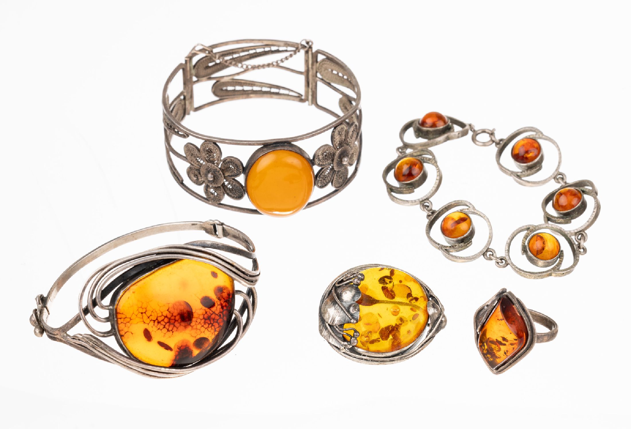 Konvolut Bernstein-Schmuck, versch. Silberlegierungen, 1930-50, best. aus: 1 Ring,RW 60, 1 Armband, L. ca. 18 cm, Federringschließe, 1 Brosche, ca. ...