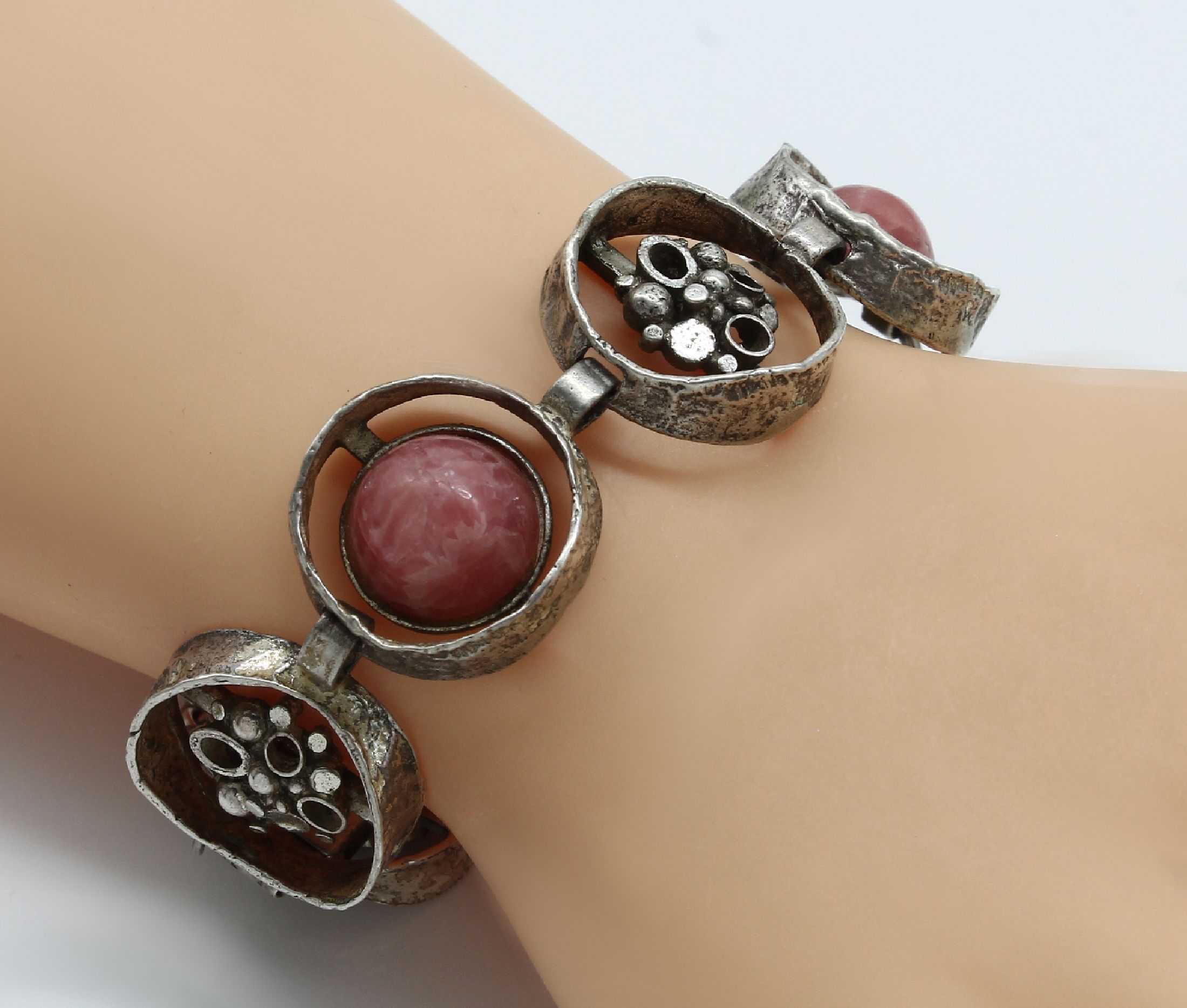 PERLI Armband mit Rhodochrosit, deutsch 1960er Jahre, 7-gliedrig mit wuchtigenn Kreisen alternierend mit Rhodochrosit-Halb- kugeln und abstrakten ...