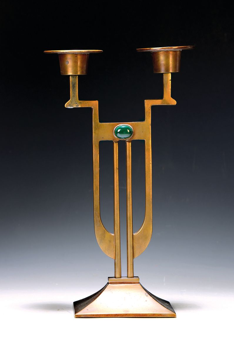 Zweiflammiger Leuchter, wohl deutsch, 1930er -Jahre, Messing mit zwei Malachit-Cabochons, 2 Brennstellen, leicht schief, Alterssp., H. 31 cm
