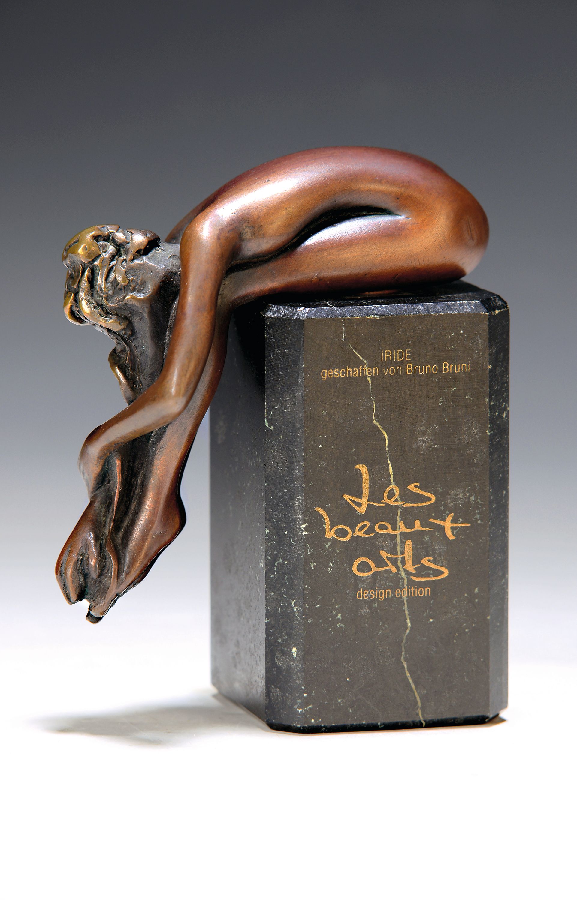 Bruno Bruni, geb. 1935 Gradara/Italien, Bronzeplastik, "Iride", Ed. 1292/14999, patiniert, signiert, auf schwarzem Marmorsockel, Les beaux ...