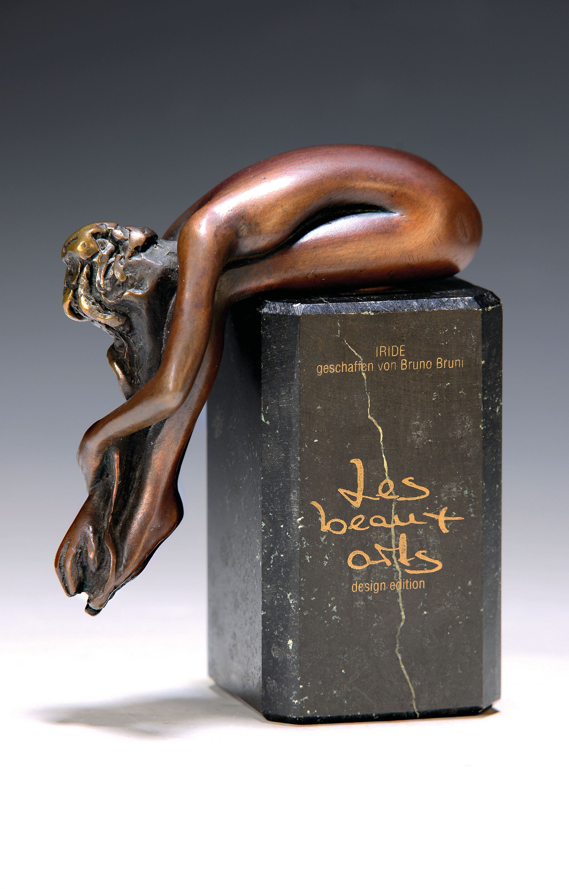 Detail k: Bruno Bruni, geb. 1935 Gradara/Italien, Bronzeplastik, "Iride", Ed. 1292/14999, patiniert, signiert, auf schwarzem Marmorsockel, Les beaux ...