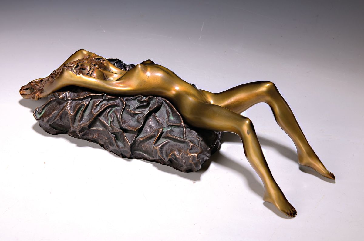 Bruno Bruni, geb. 1935 Gradara/Italien, Bronzeplastik, liegender Akt auf Kissen, 2.tlg, Ed. 28/770, signiert, Alterssp., L. 43 cm
