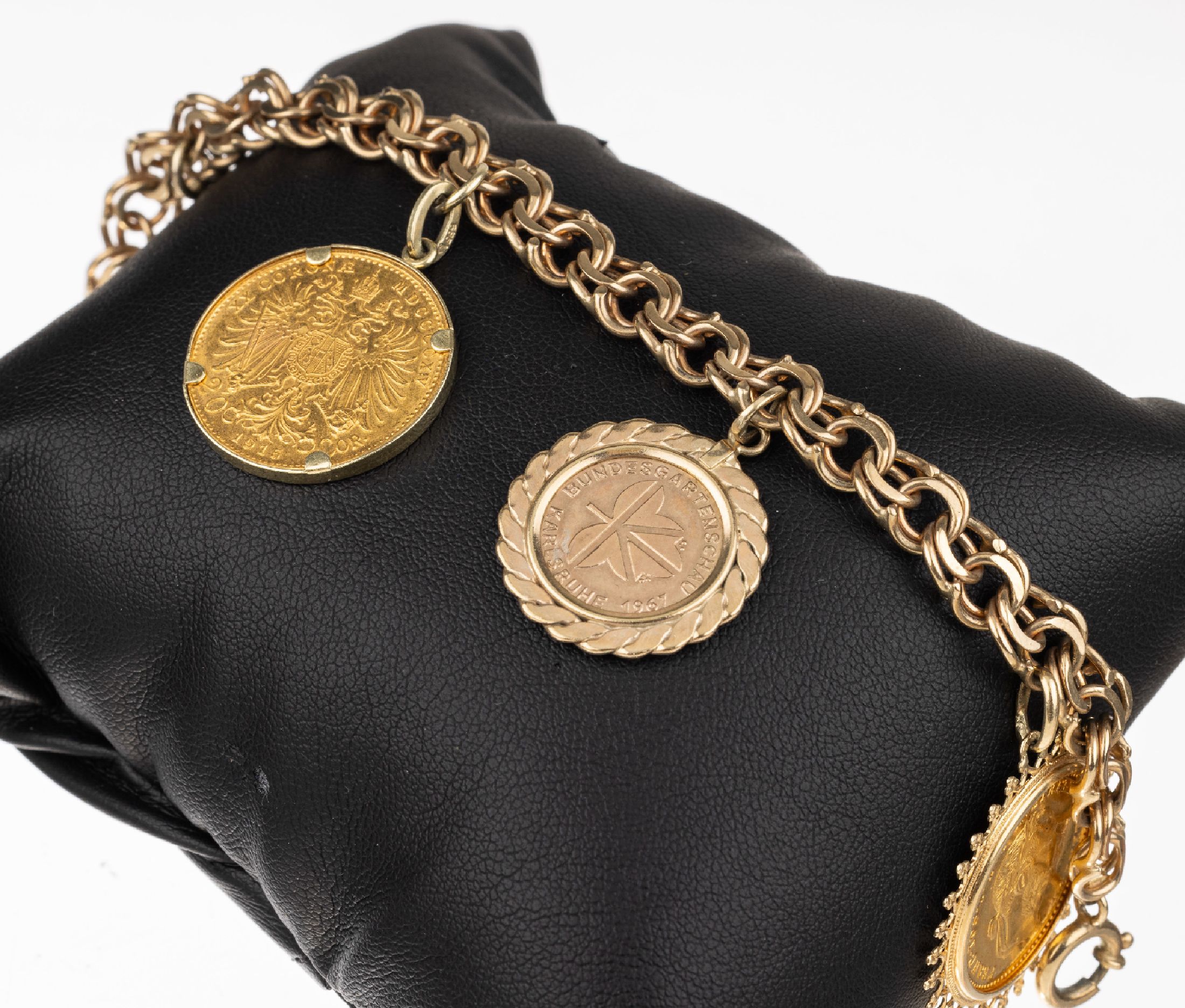 8 kt Gold Bettelarmband, GG 333/000, mit 4 bewegl. Abhängungen, 1 x 14 kt Gold mit lose gefasster Goldmünze, 1 Dukat Österreich-Ungarnoffizielle ...