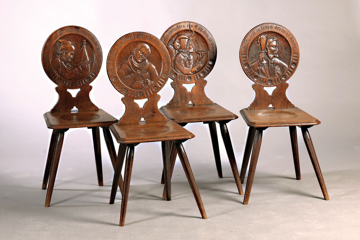 4 Brettstühle, deutsch, um 1900, Eiche massiv, Lehnen geschnitzt, sign. Rüdesheimer, jeweils auch mit Trinksprüchen, H. ca. 90 cm, Sh. ca. 45 cm, ...