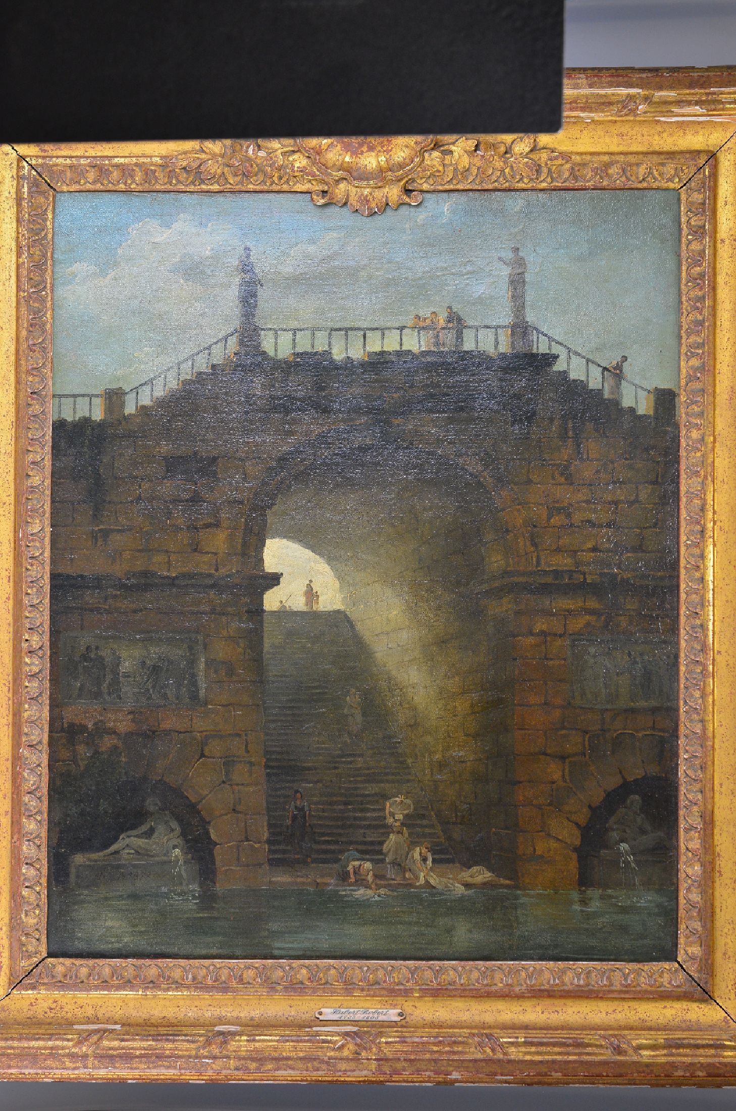 Detail m: Zuschreibung: Hubert Robert, 1733-1808 Paris, Brückenbogen mit Wäscherinnen am Fluss, Öl/Lwd, links unten im Skulpturensockel fragmentarisch ...