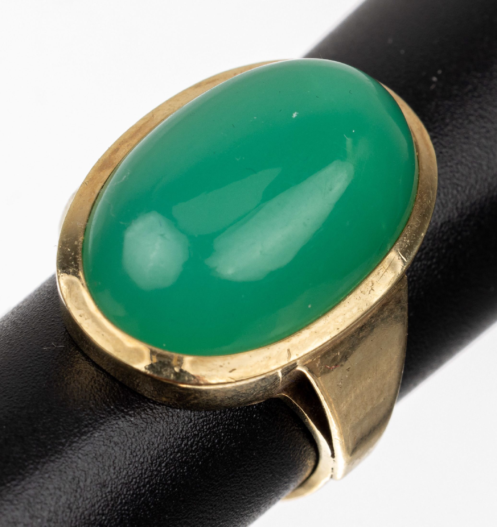 14 kt Gold Chrysopras-Ring, GG 585/000, schlichte Gestaltung, ovaler Chrysopras- Cabochon, RW 54, ca. 8.6 g
