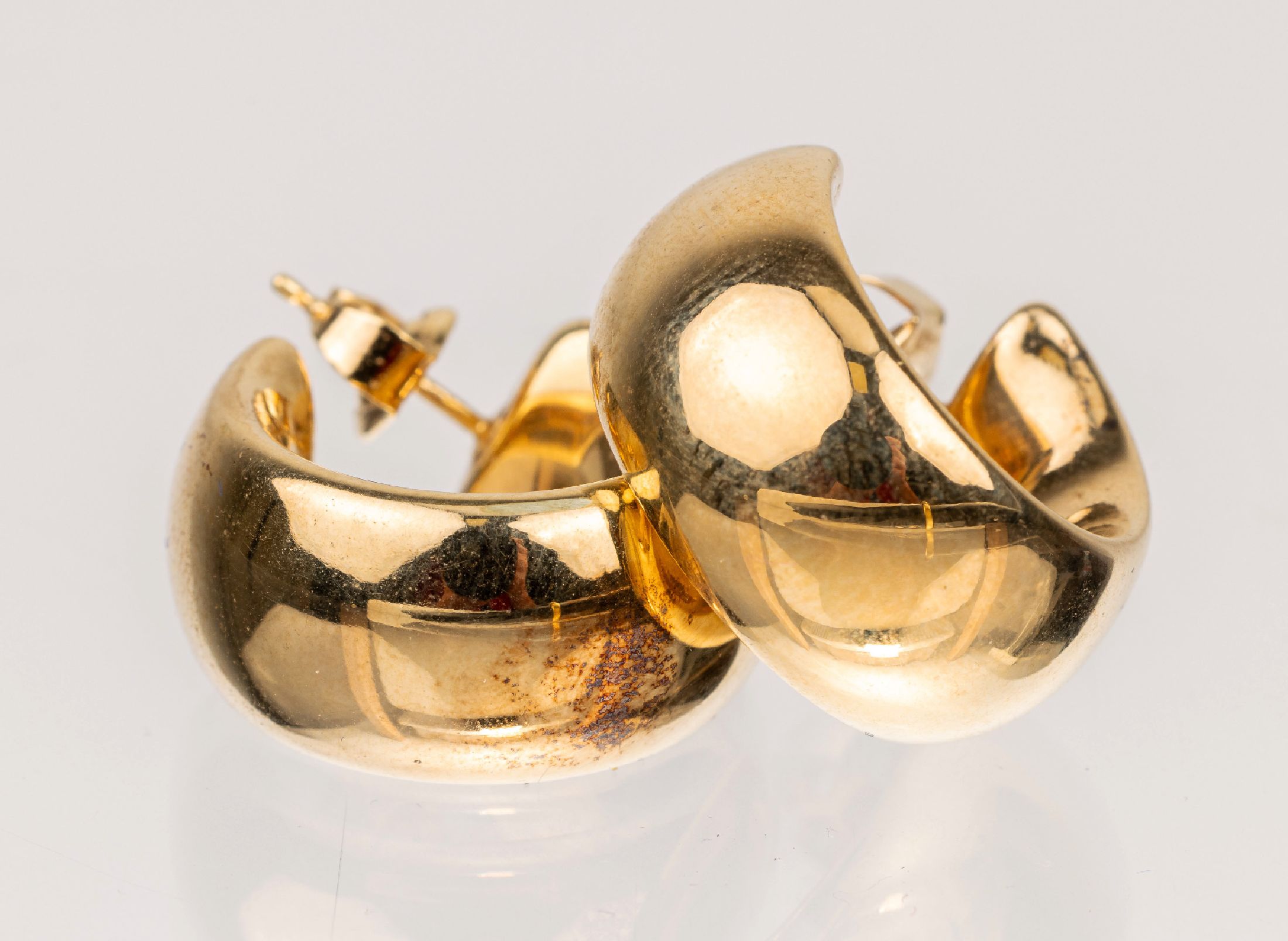 Paar 14 kt Gold Ohrstecker, GG 585/000, hohl gearbeitet, ca. 5.8 g