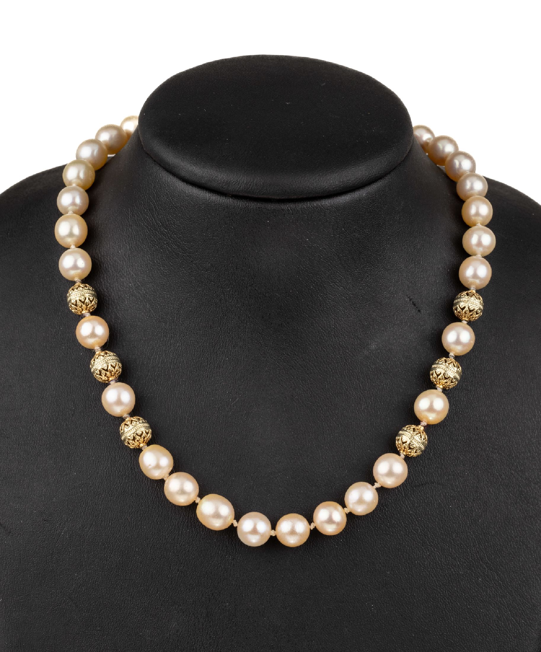 Überlanges Zuchtperl-Collier mit 14 kt Gold Schließe und Zwischengliedern, GG 585/000, Akoyazuchtperlen, D. ca. 8.5 mm, Zwischenglieder ...