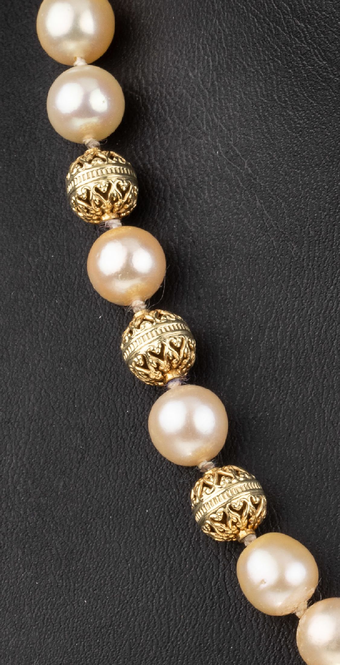 Detail a: Überlanges Zuchtperl-Collier mit 14 kt Gold Schließe und Zwischengliedern, GG 585/000, Akoyazuchtperlen, D. ca. 8.5 mm, Zwischenglieder ...