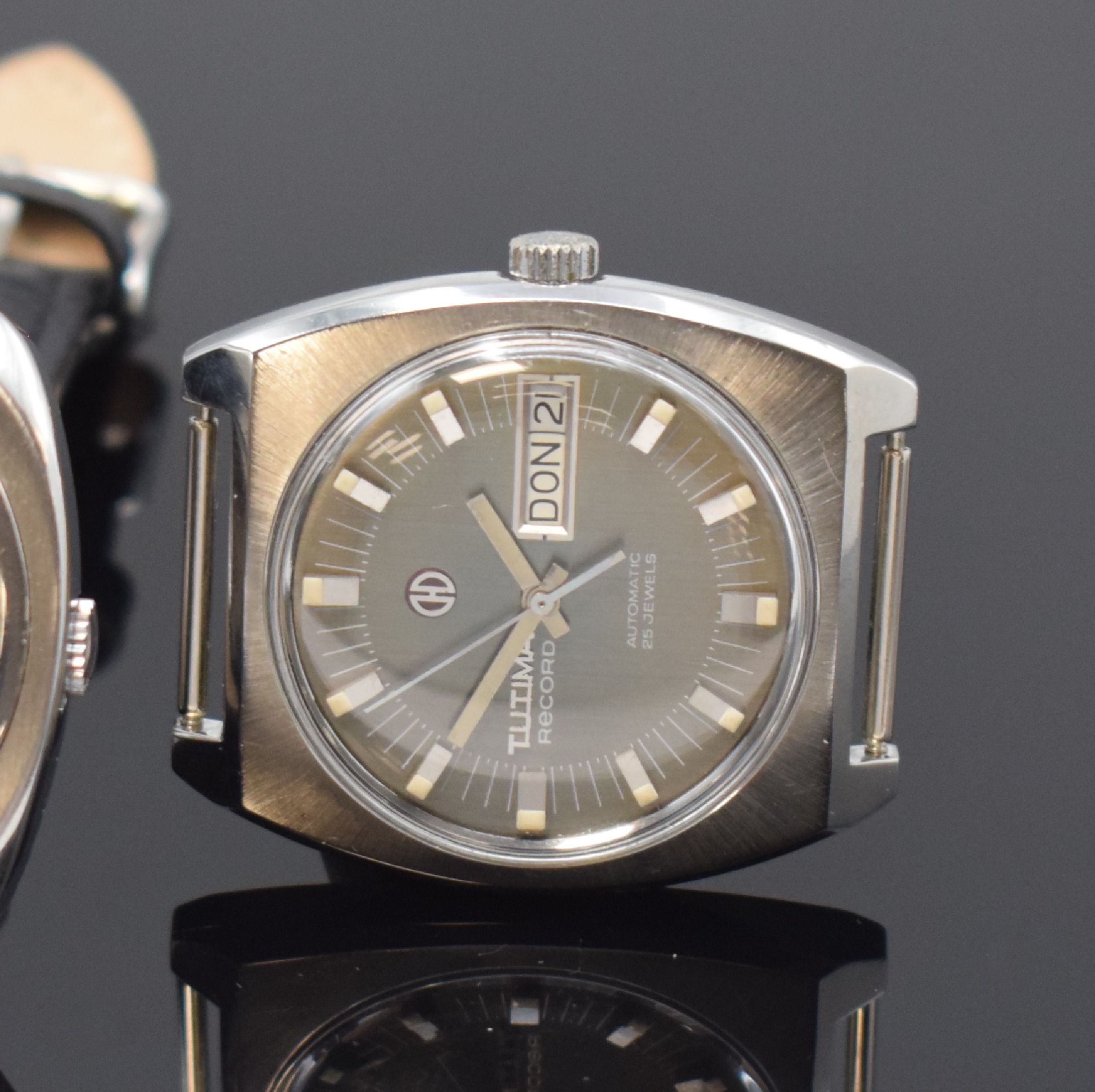 Detail c: ALPINA, DUGENA und Tutima 3 Armbanduhren in Stahl, Schweiz 1970er Jahre, Automatik, Böden verschr., 1) Alpina Futura, unsign. Geh., silb./blaues ...