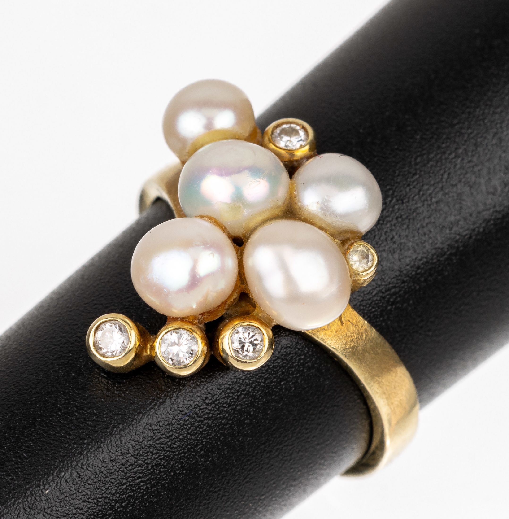 14 kt Gold Perl-Brillant-Ring, GG 585/000, 5 unrunde Zuchtperlen, 5 Brillanten zus. ca. 0.12 ct Weiß/p, RW 55, ca. 4.5 g