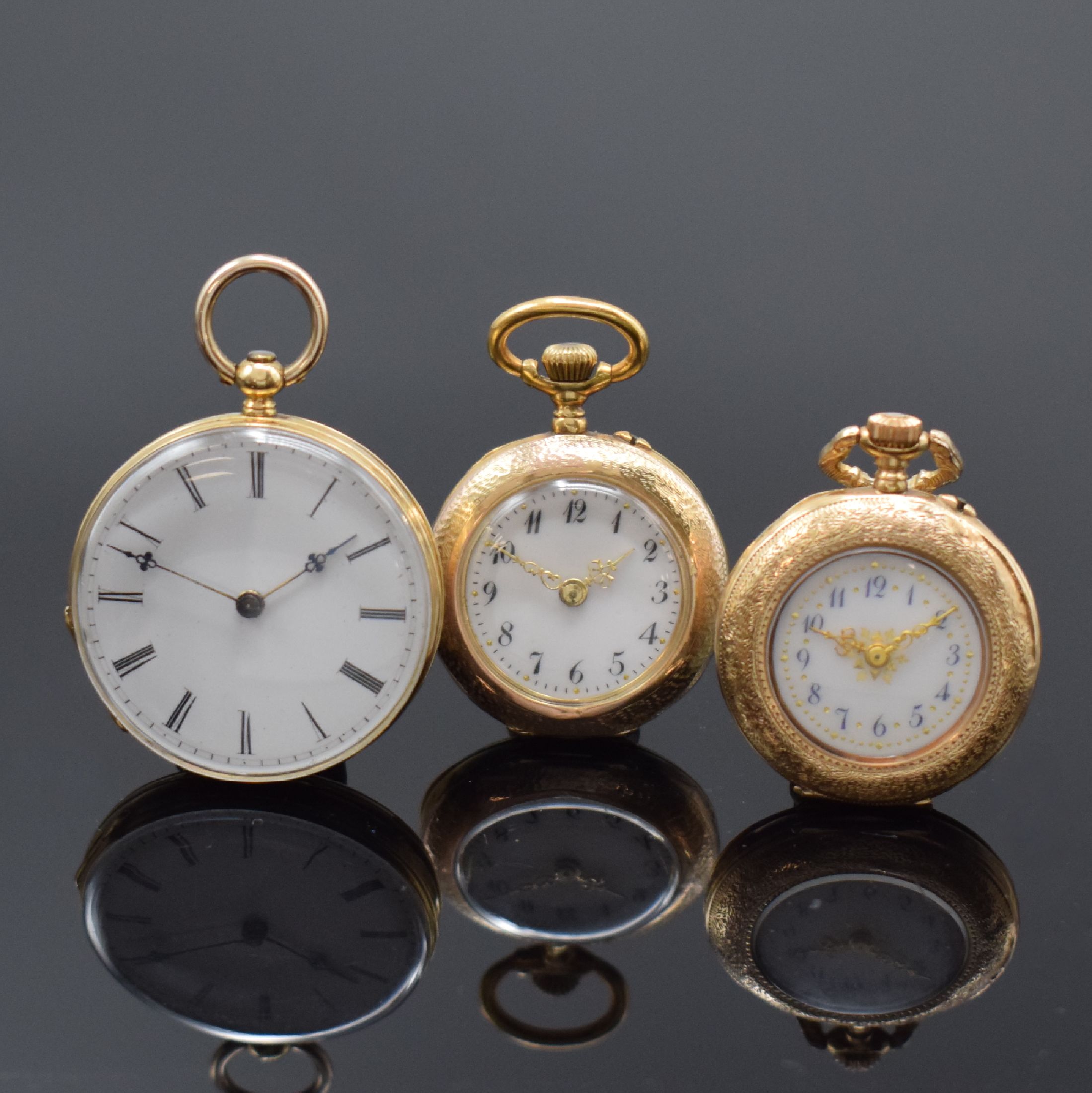3 Offene Taschenuhren in GG und RG, Schweiz um 1870/1900, dell. Geh. in 333/000, 585/000 u. 750/000 floral grav., alle Metallcuvette, ...