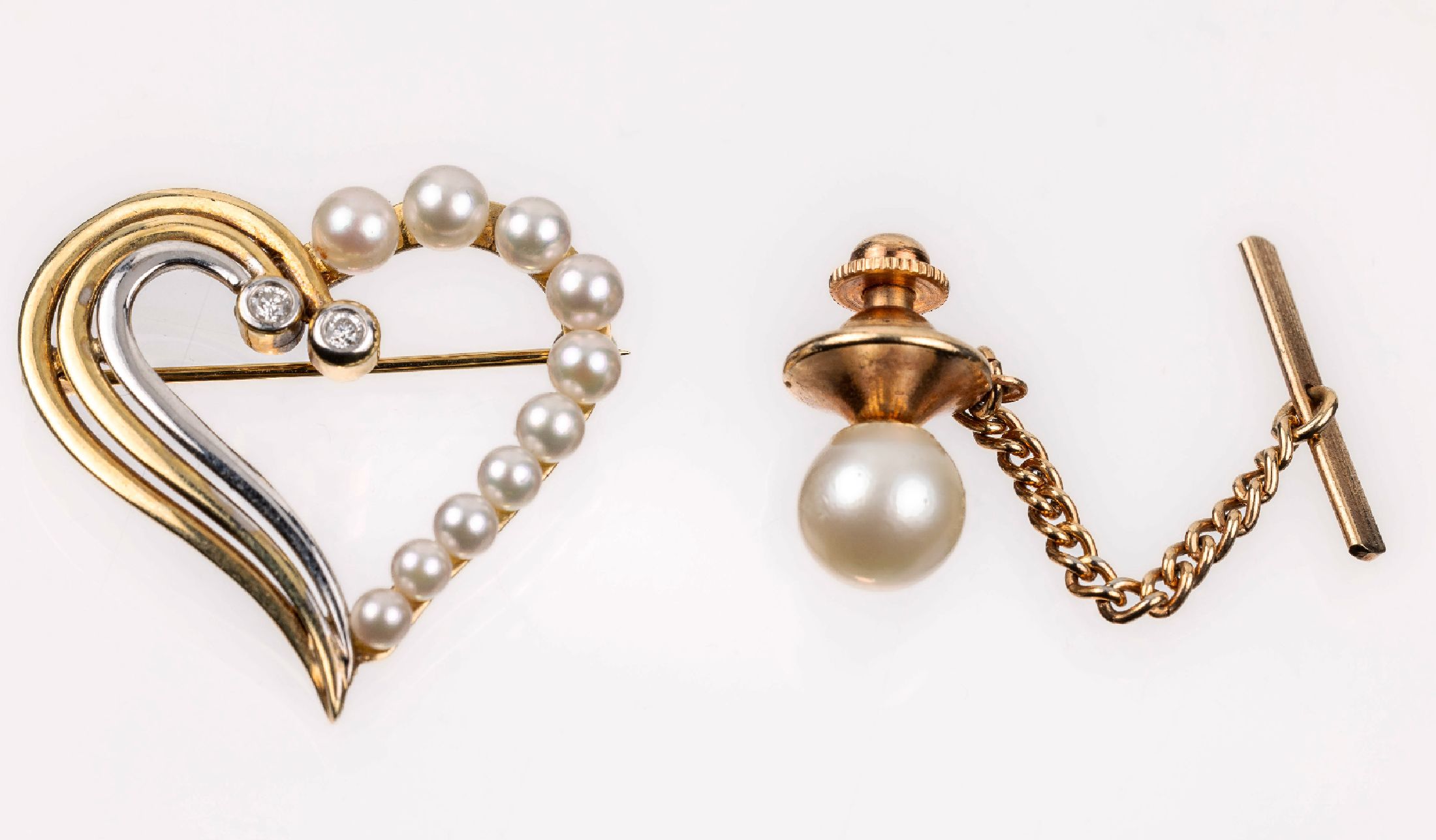 14 kt Gold Zuchtperl-Brillant-Brosche, GG/WG 585/000 gepr., Herz, 2 Brillanten zus. ca. 0.06 ct Weiß/si, 10 Akoyazuchtperlen im Verlauf, D. ca. 3.0 ...