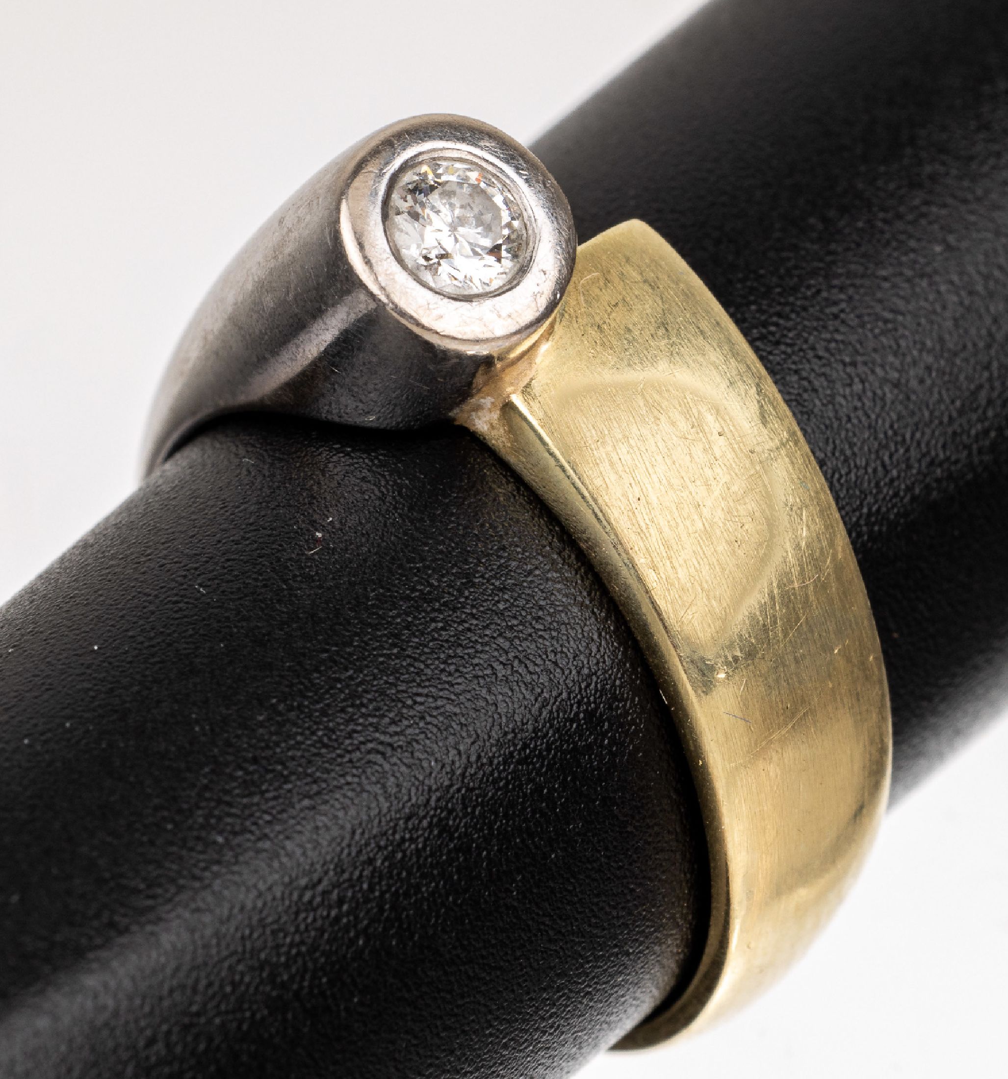 14 kt Gold Brillant-Ring, GG/WG 585/000, 1 Brillant ca. 0.20 ct Weiß/si, RW 59, ca. 7.7 g, Meistermarke unged.