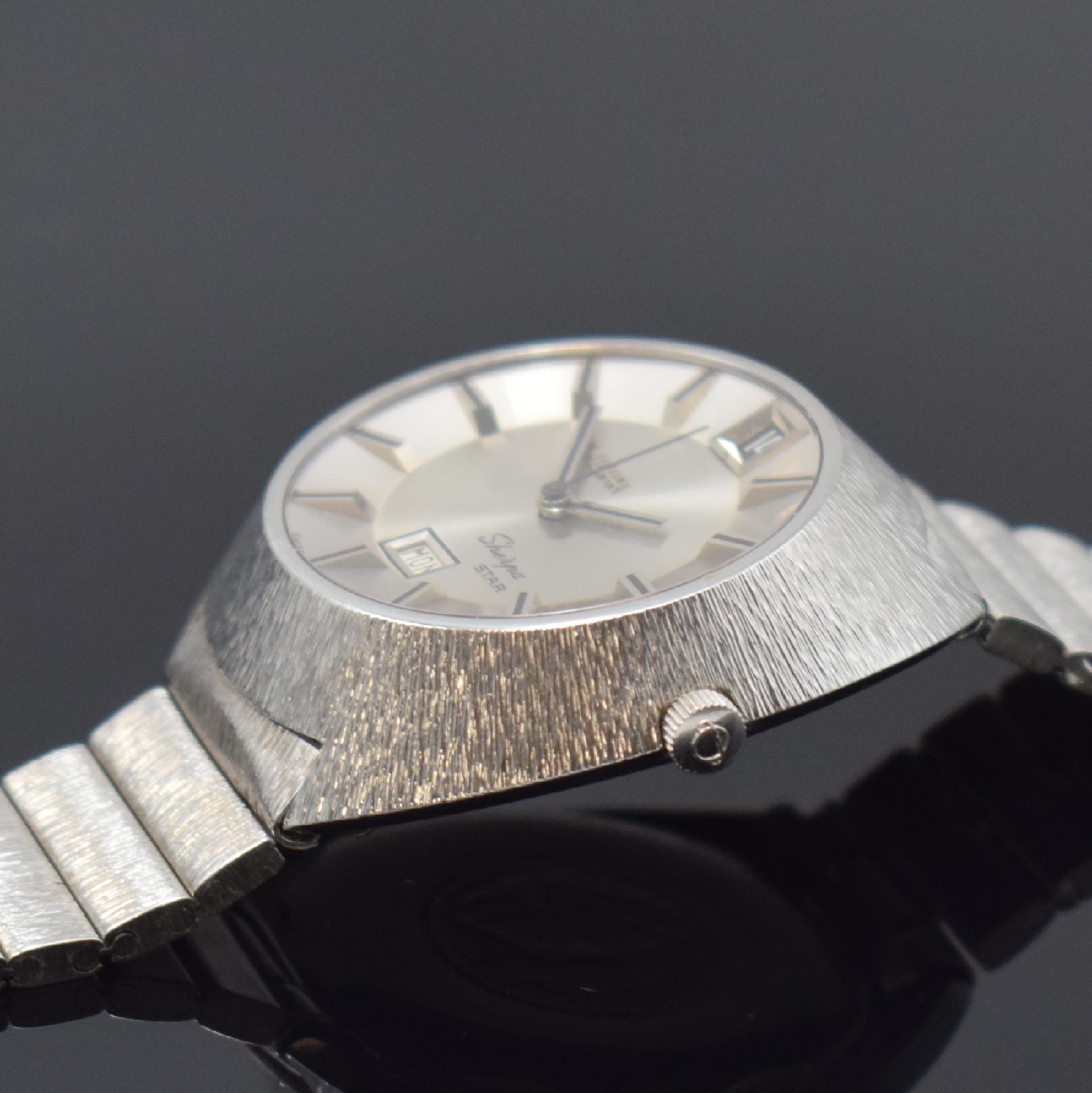 Detail c: ENICAR SHERPA Star Armbanduhr Referenz 2342, Schweiz um 1965, Automatik, Edelstahlgeh., Boden verschr., orig. Stahlband, silb. Zifferbl. m. aufges. ...
