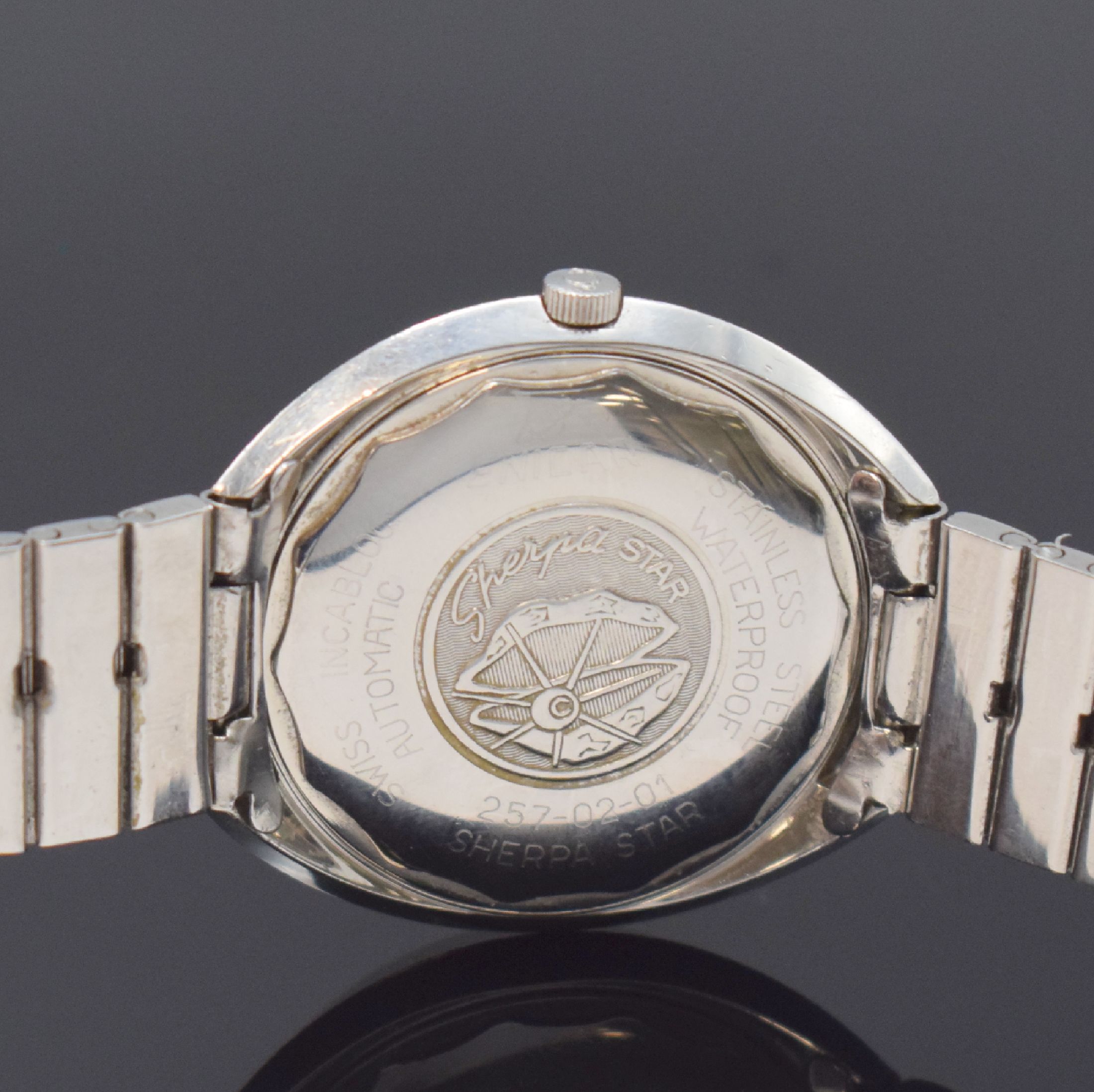 Detail d: ENICAR SHERPA Star Armbanduhr Referenz 2342, Schweiz um 1965, Automatik, Edelstahlgeh., Boden verschr., orig. Stahlband, silb. Zifferbl. m. aufges. ...