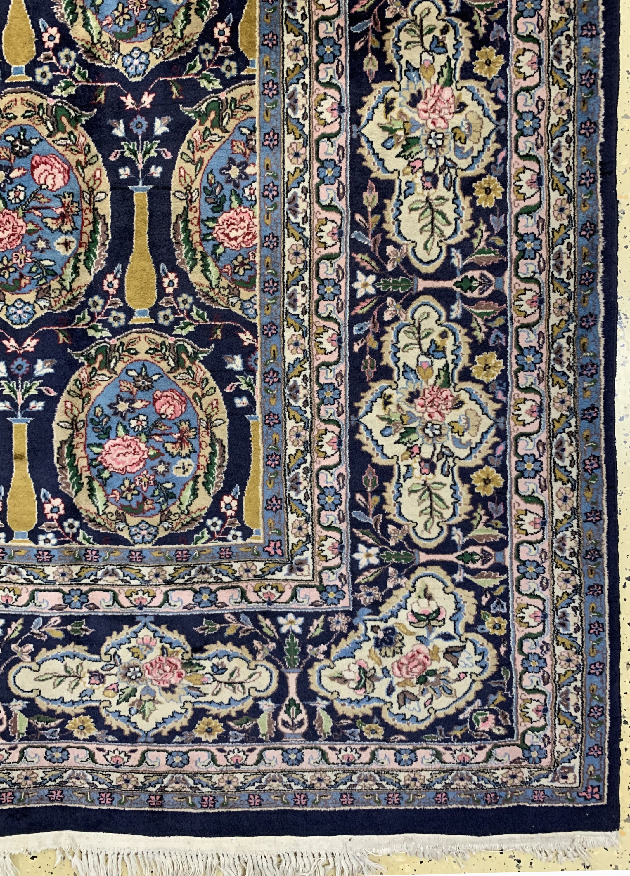 Detail a: Kashmir kork fein, sign., Indien, ca. 60 Jahre, Korkwolle, ca. 395 x 283 cm, EHZ: 2