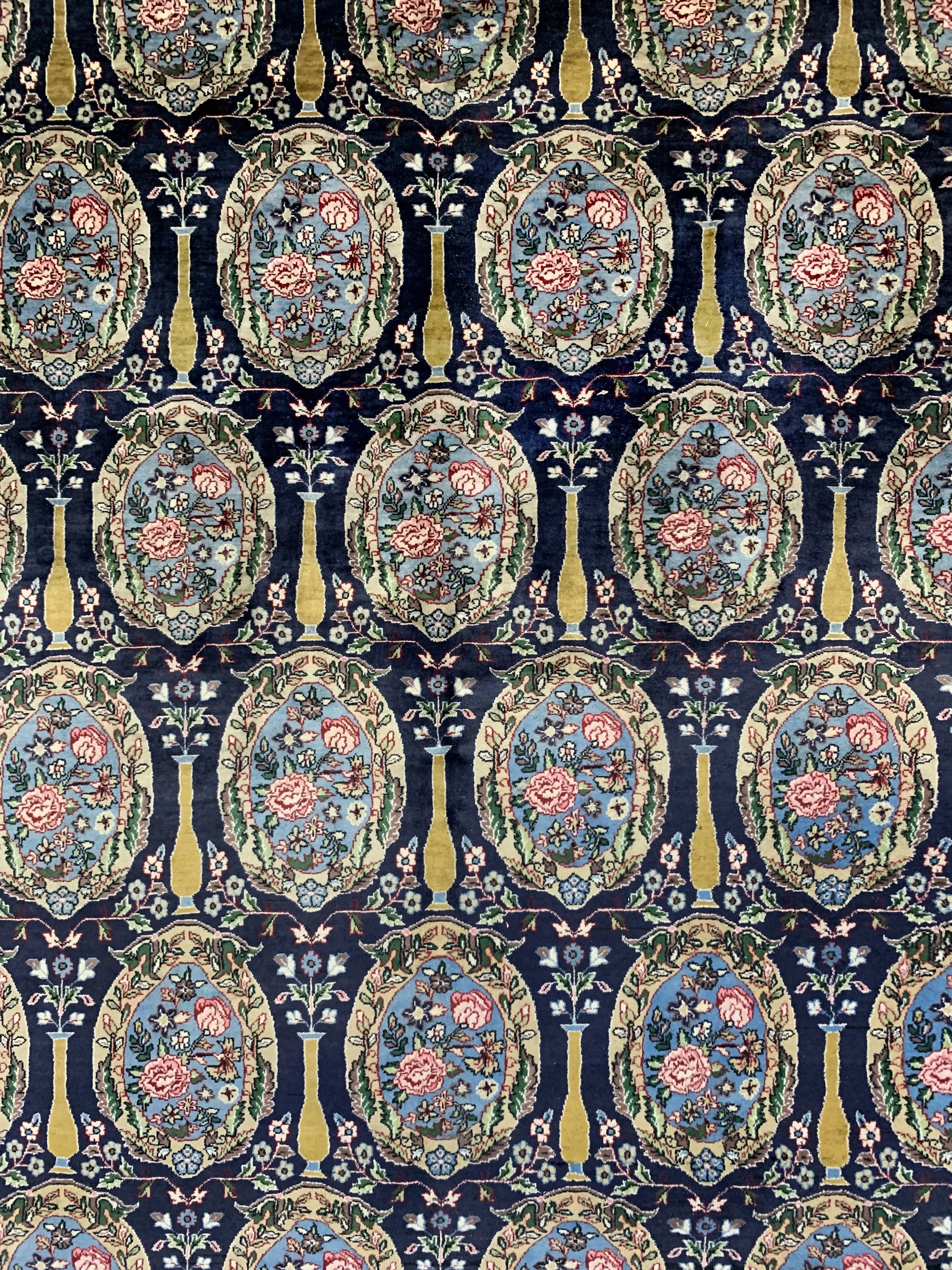 Detail b: Kashmir kork fein, sign., Indien, ca. 60 Jahre, Korkwolle, ca. 395 x 283 cm, EHZ: 2