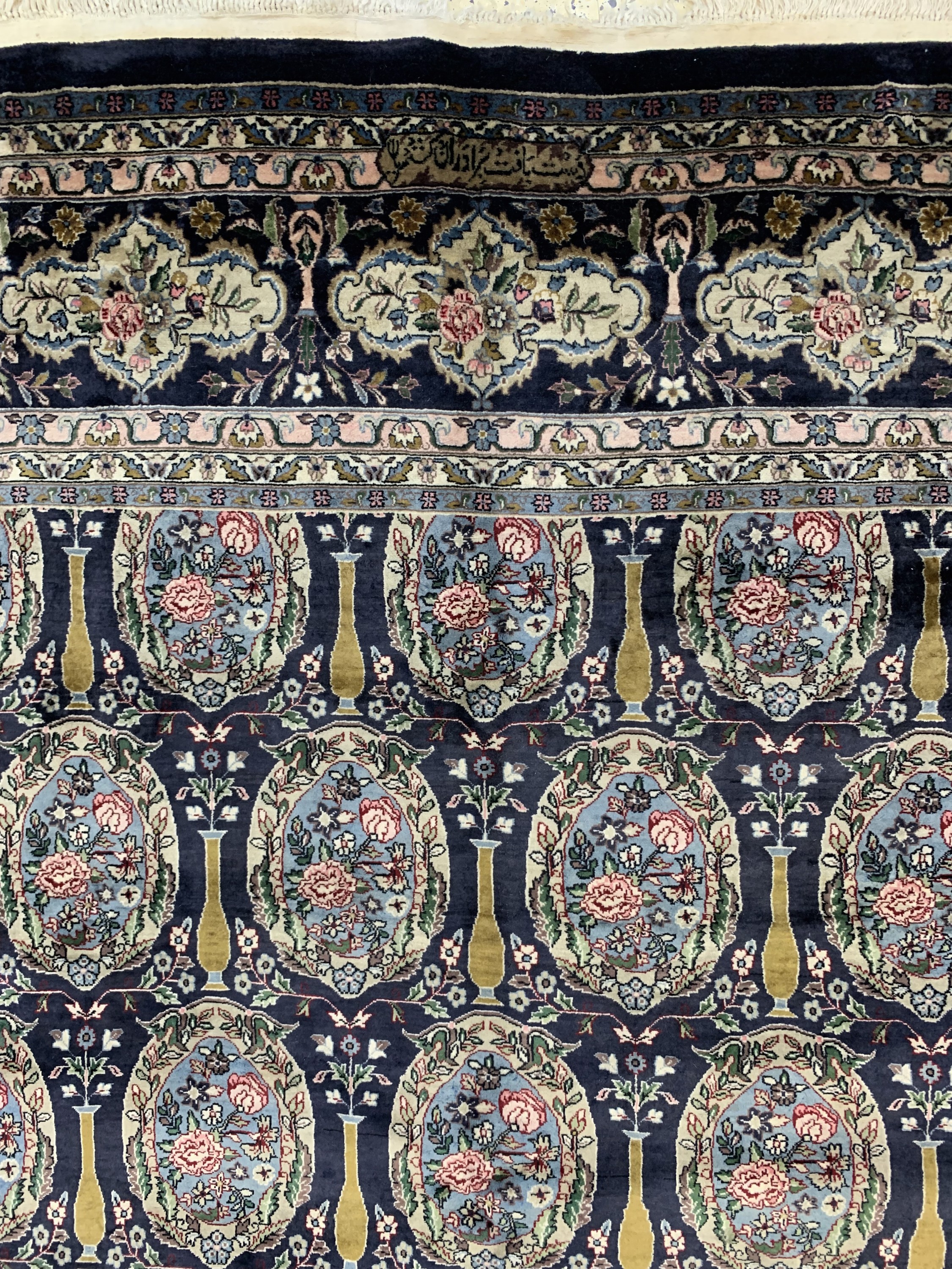 Detail c: Kashmir kork fein, sign., Indien, ca. 60 Jahre, Korkwolle, ca. 395 x 283 cm, EHZ: 2