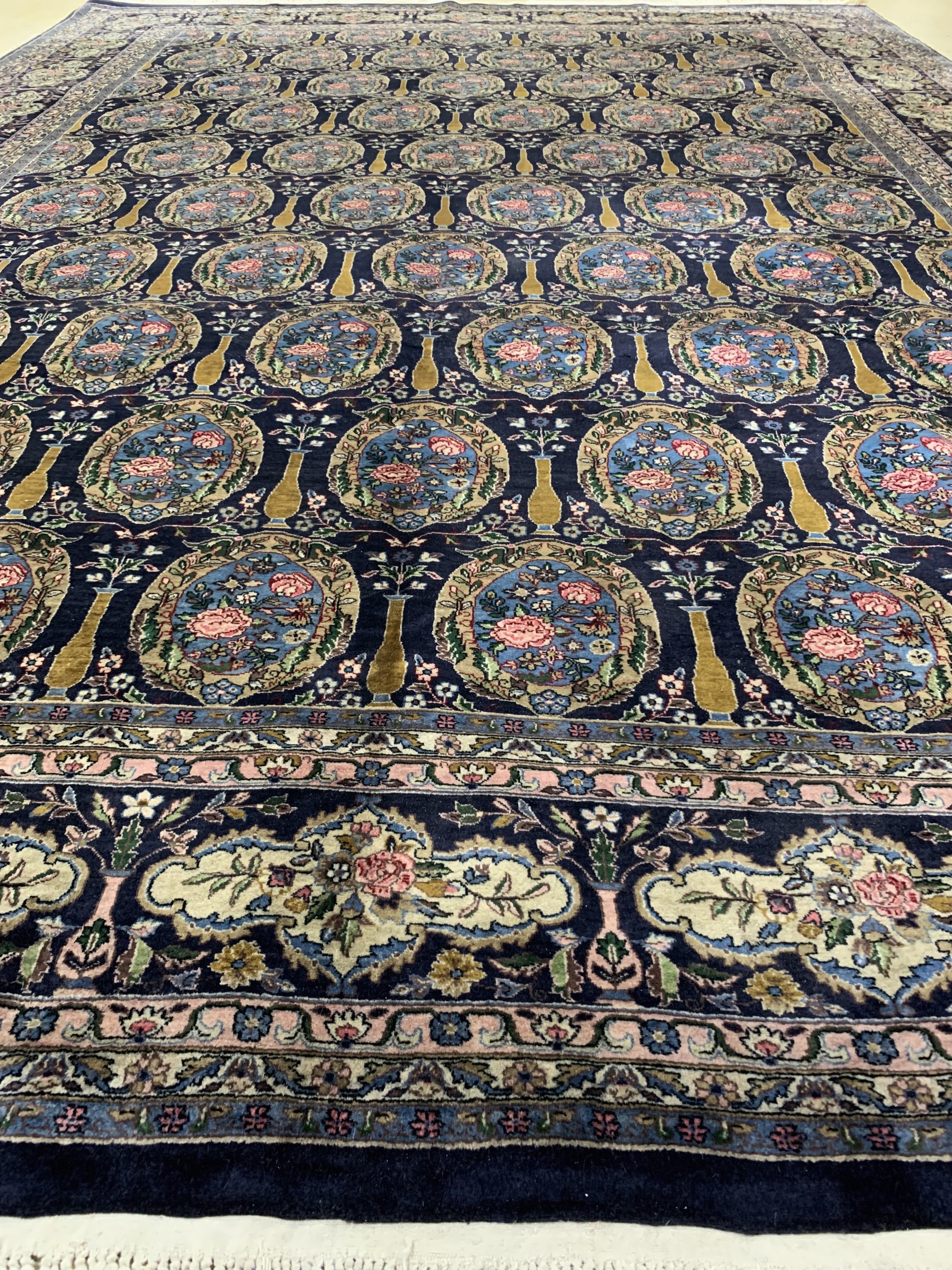 Detail d: Kashmir kork fein, sign., Indien, ca. 60 Jahre, Korkwolle, ca. 395 x 283 cm, EHZ: 2