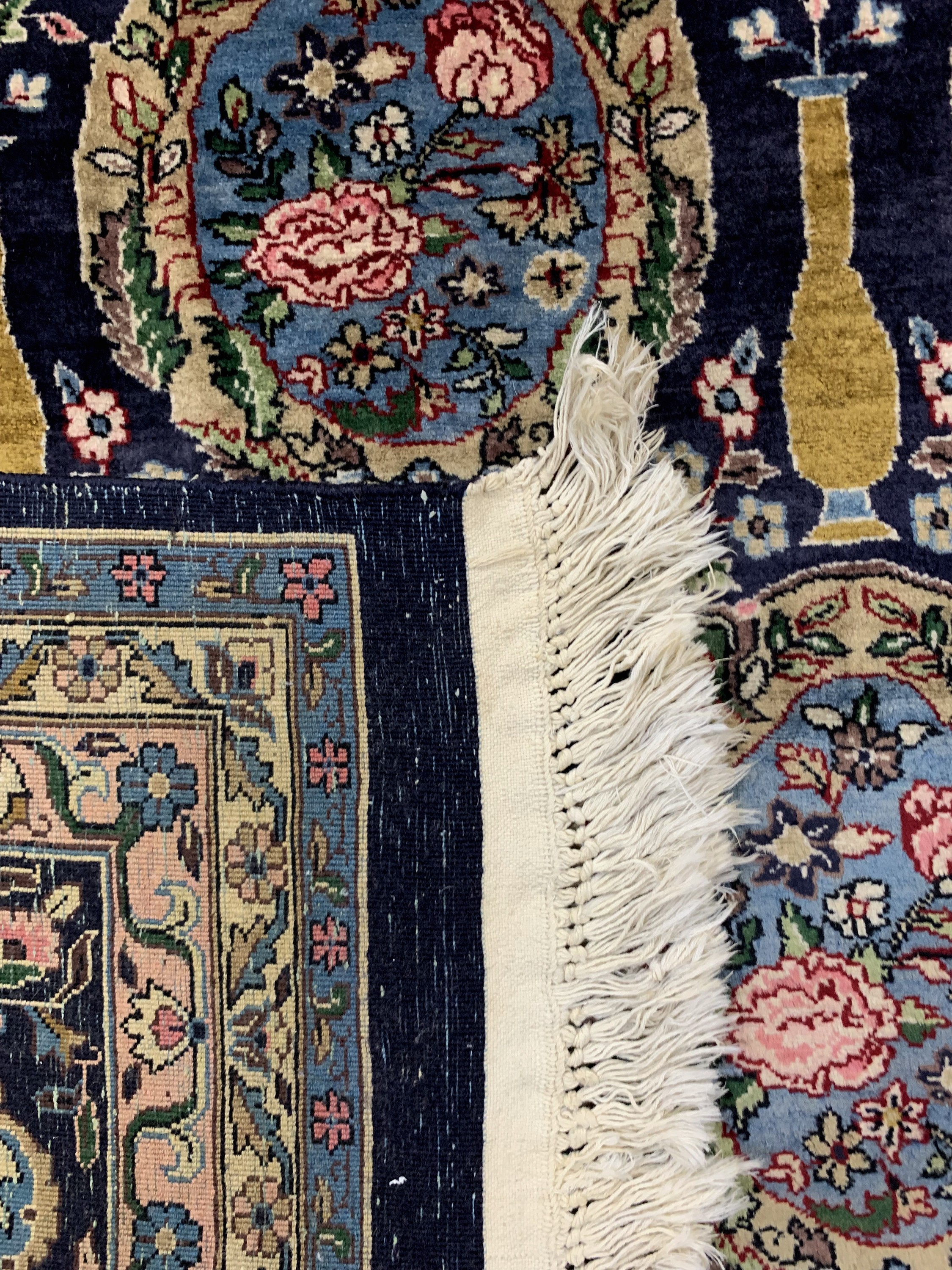 Detail e: Kashmir kork fein, sign., Indien, ca. 60 Jahre, Korkwolle, ca. 395 x 283 cm, EHZ: 2