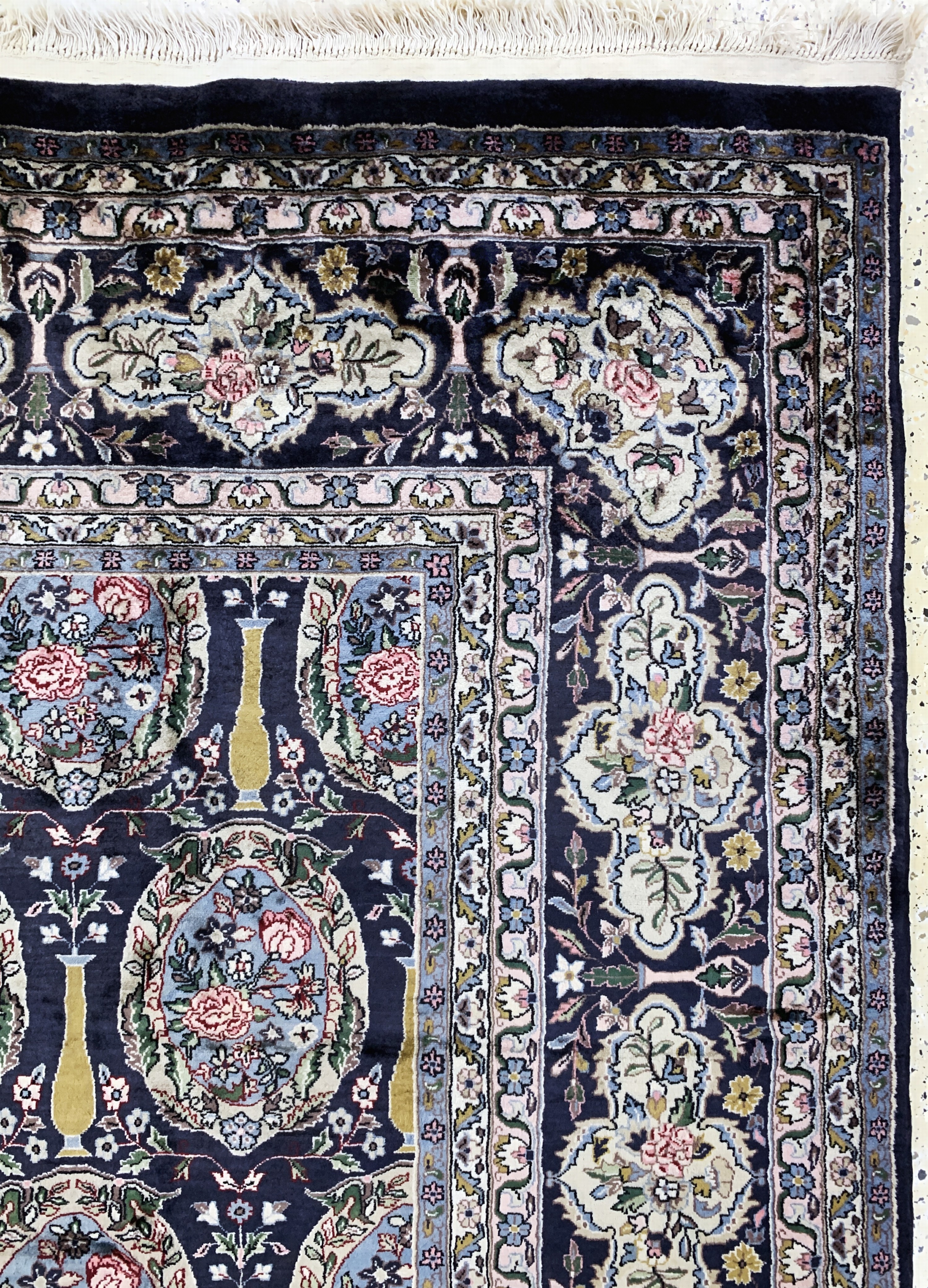 Detail h: Kaschmir Kork fein signiert, Indien, Mitte 20.Jhd, Korkwolle auf Baumwolle, ca. 395 x 283cm, EHZ: 1-2