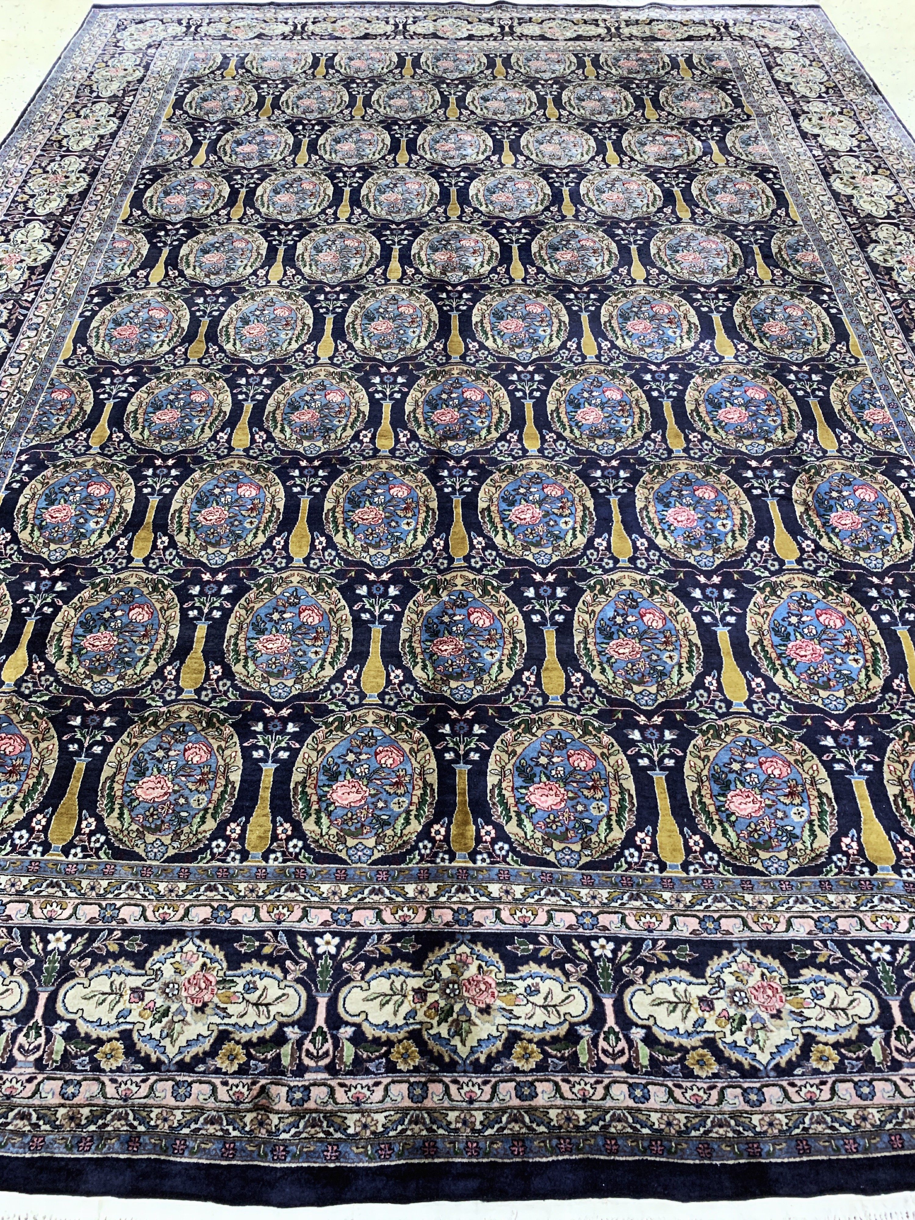 Detail i: Kaschmir Kork fein signiert, Indien, Mitte 20.Jhd, Korkwolle auf Baumwolle, ca. 395 x 283cm, EHZ: 1-2