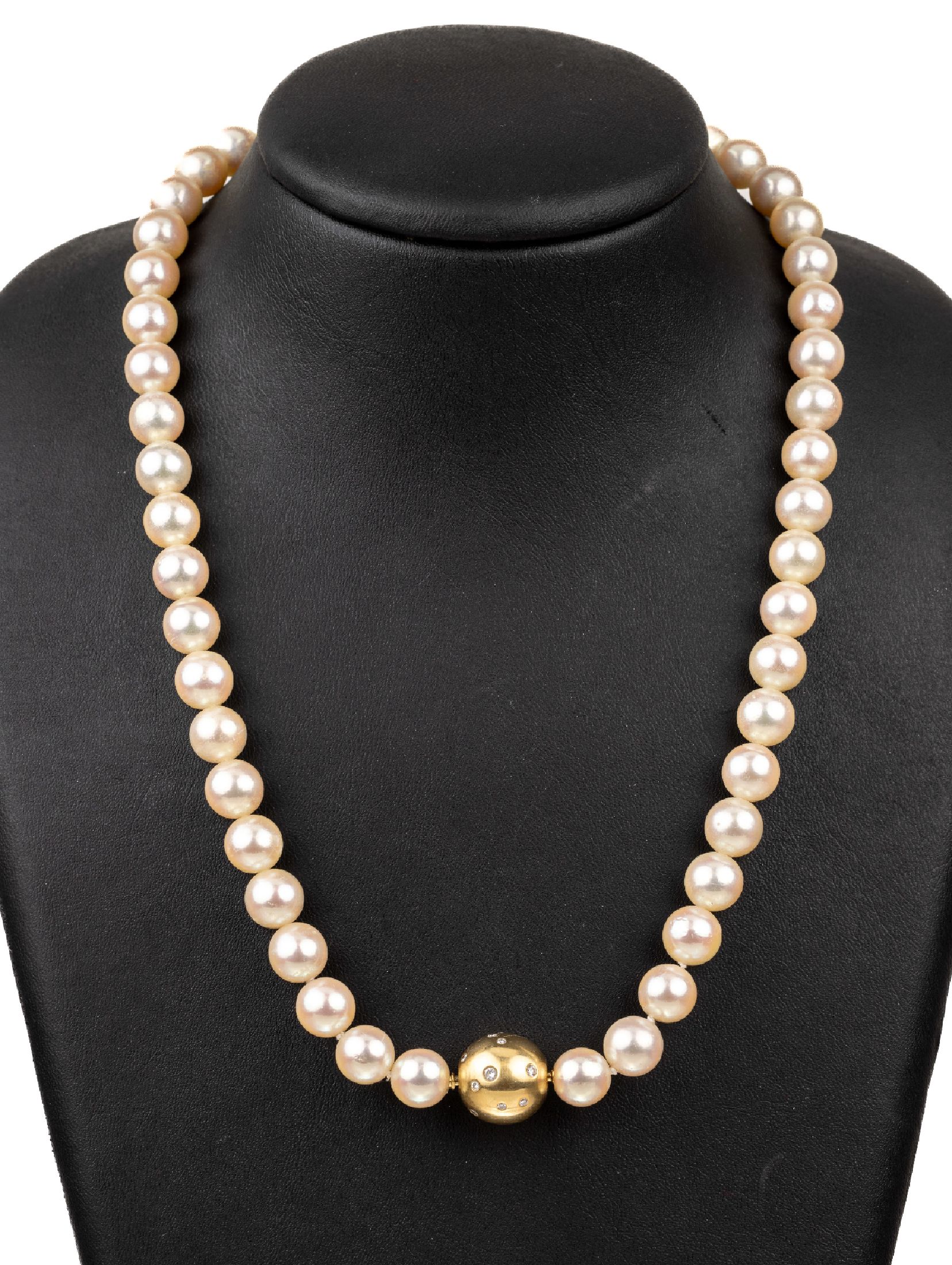 Zuchtperl-Collier mit 18 kt Gold Brillant- Schmuckschließe, GG 750/000, Akoyazuchtperlen, D. ca. 8.9 mm, 18 Brillantenzus. ca. 0.20 ct Weiß/si, L. ...