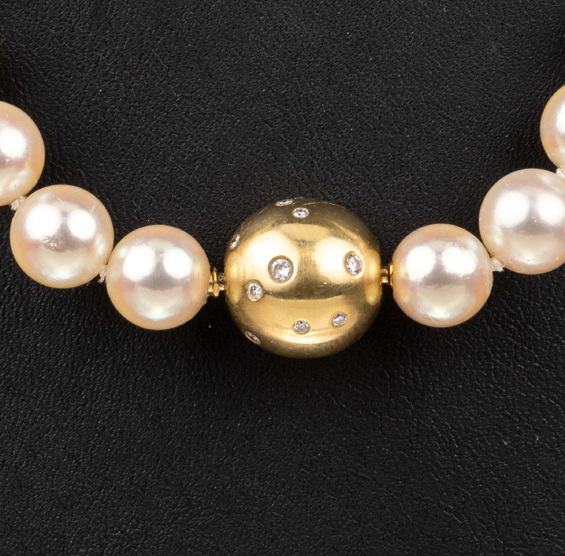 Detail a: Zuchtperl-Collier mit 18 kt Gold Brillant- Schmuckschließe, GG 750/000, Akoyazuchtperlen, D. ca. 8.9 mm, 18 Brillantenzus. ca. 0.20 ct Weiß/si, L. ...