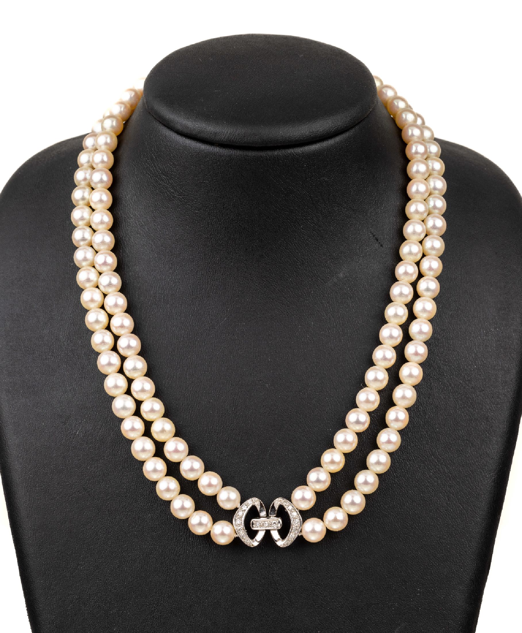 Zuchtperlen-Collier mit 14 kt Gold Diamant- Schmuckschließe, WG 585/000, 2-rhg. Akoyazuchtperlen, D. ca. 7.4 mm, schleifenförmige Schließe mit ...