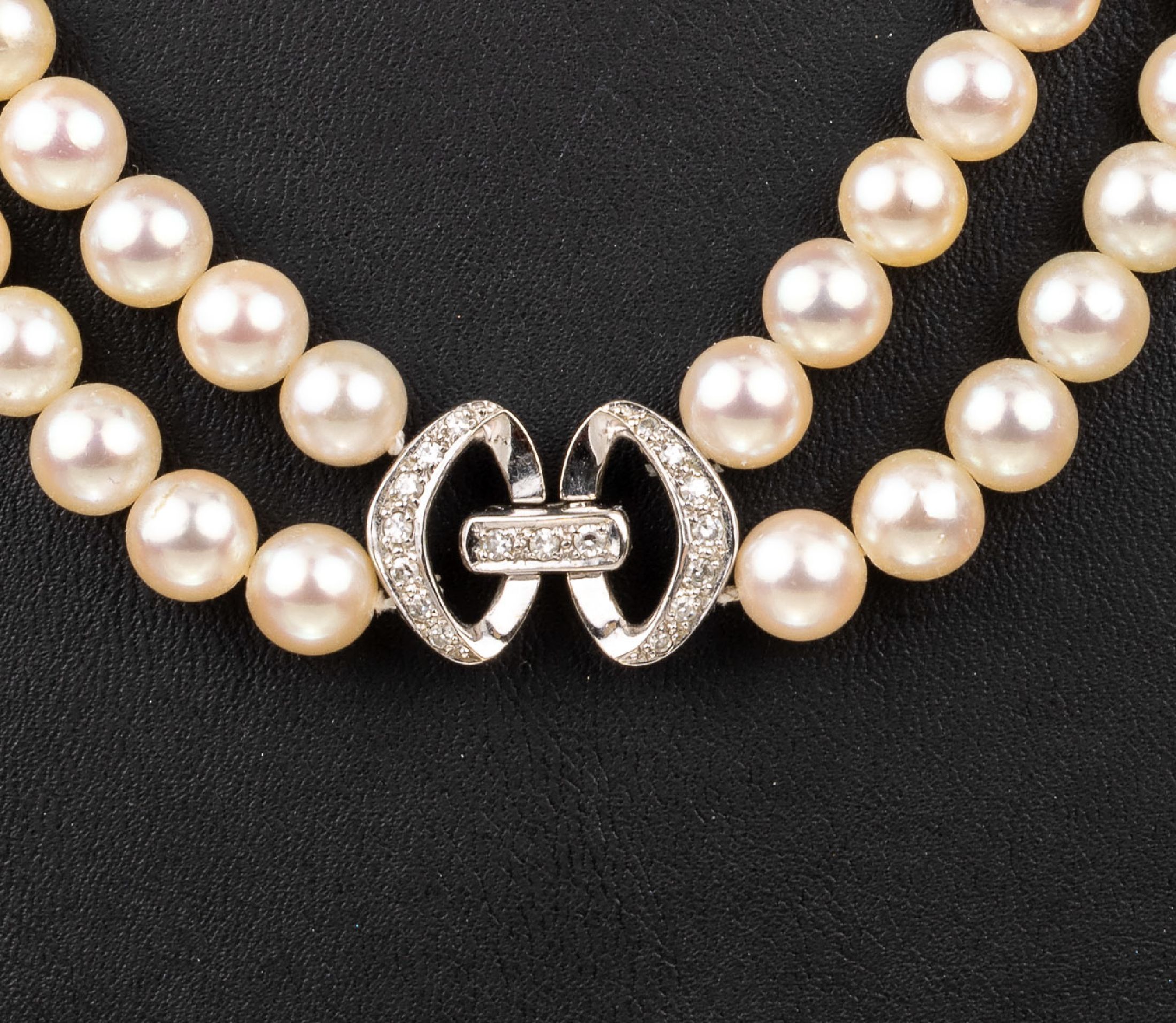 Detail a: Zuchtperlen-Collier mit 14 kt Gold Diamant- Schmuckschließe, WG 585/000, 2-rhg. Akoyazuchtperlen, D. ca. 7.4 mm, schleifenförmige Schließe mit ...