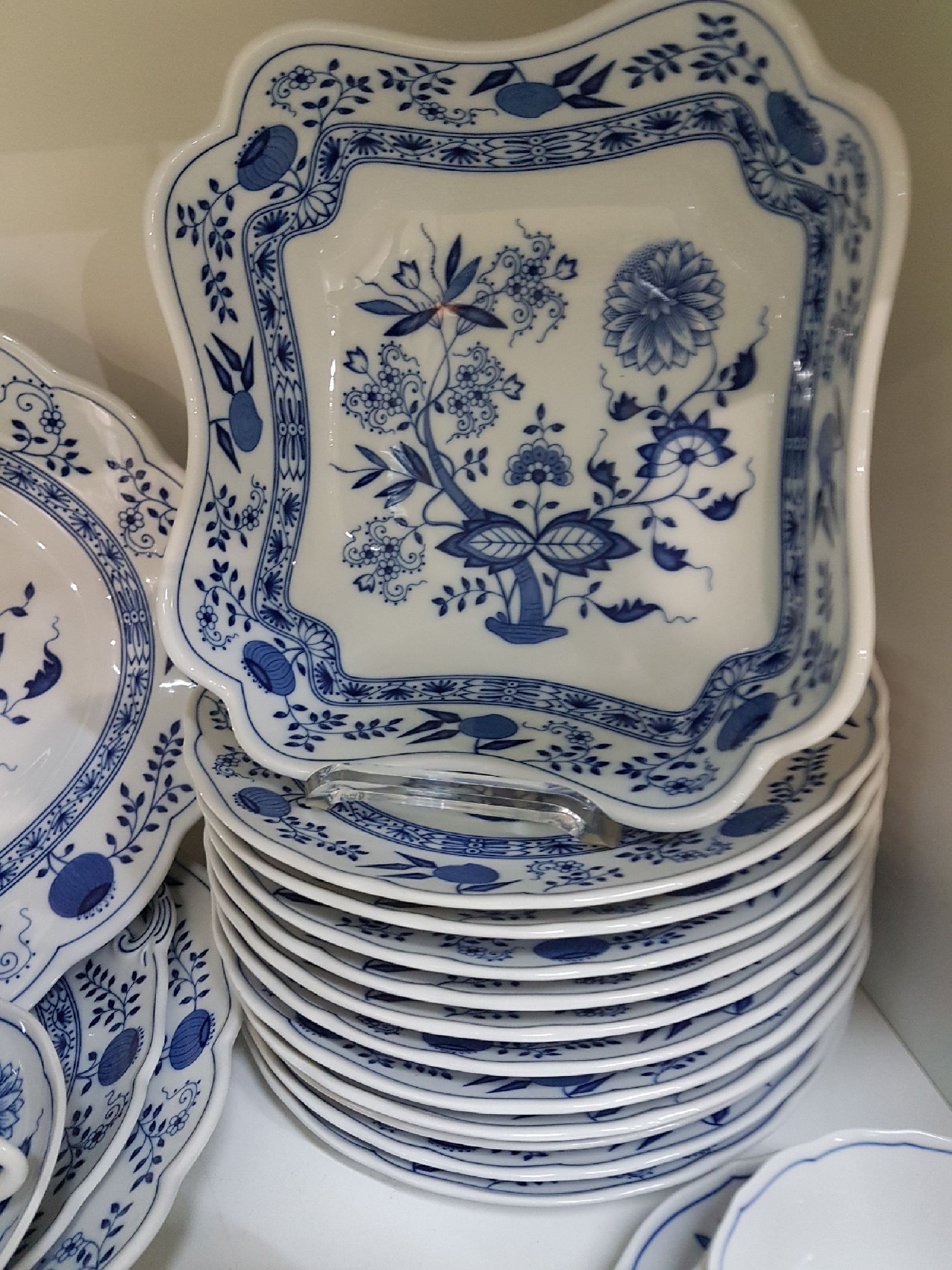 Detail k: Umfangreiches Kaffee- und Speiseservice, Hutschenreuther, Zwiebelmuster, zwei Kaffeekannen, Teekännchen, 1 Zuckerdose, drei Milchkännchen, kl. ...
