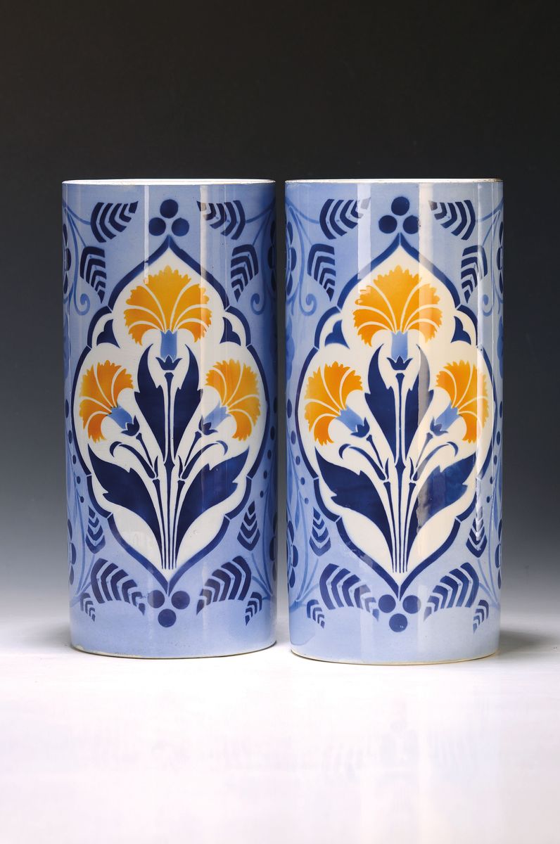 Vasenpaar, Keller & Guerin Lunéville, um 1920, Feinsteingut, hell- und dunkelblauer stilisiert-floraler Dekor, in Kartuschen Disteln, Goldrand ...