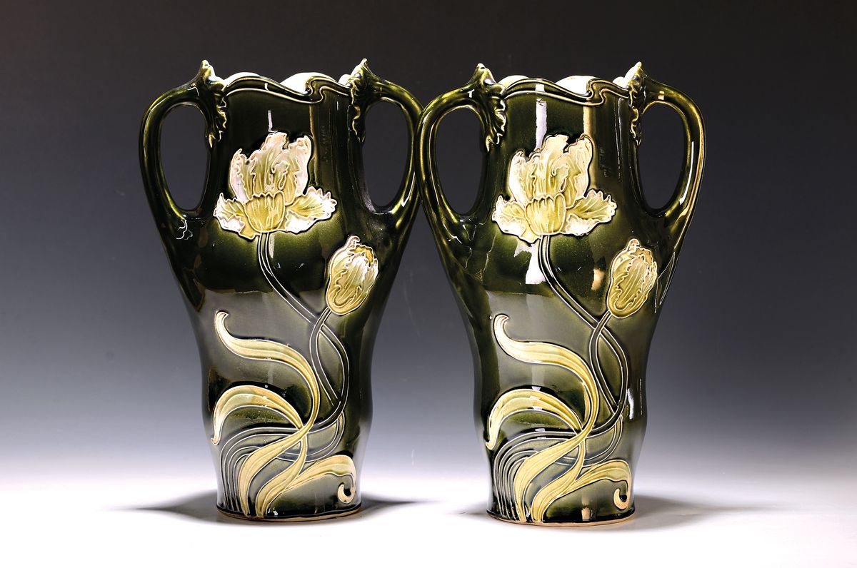 Vasenpaar, Gustave de Bruyn Lille, um 1900, Feinsteingut, dunkelgrün glasiert, erhabener floraler Dekor in beige, H. je ca. 34cm