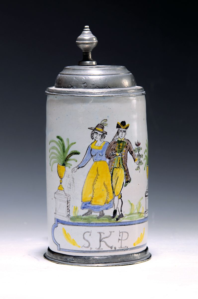 Walzenkrug, wohl Erfurt, um 1800, Fayence, bunt bemalt mit tanzendem Paar und dem Monogramm SKP, Zinndeckel, H. ca. 22cm