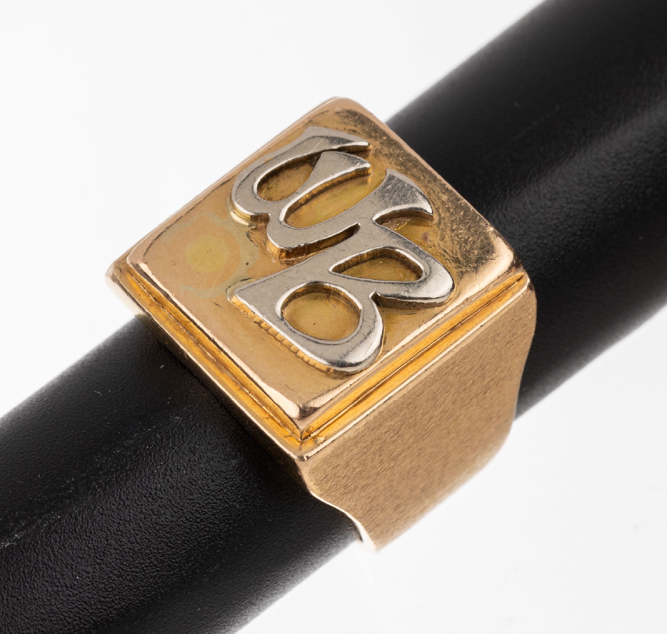 18 kt Gold Herrenring, GG/WG 750/000, schwere massive Ausführung, Ringkopf mit aufgelegtem Monogramm "WB" in WG, RW 59, ca. 24.5 g