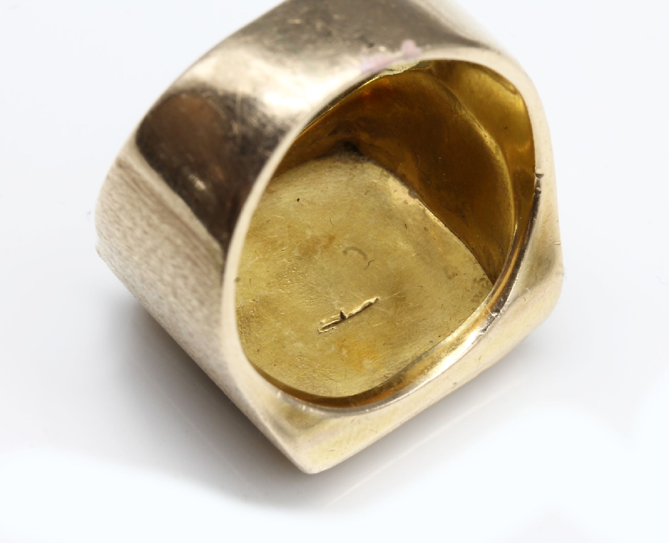 Detail b: 18 kt Gold Herrenring, GG/WG 750/000, schwere massive Ausführung, Ringkopf mit aufgelegtem Monogramm "WB" in WG, RW 59, ca. 24.5 g