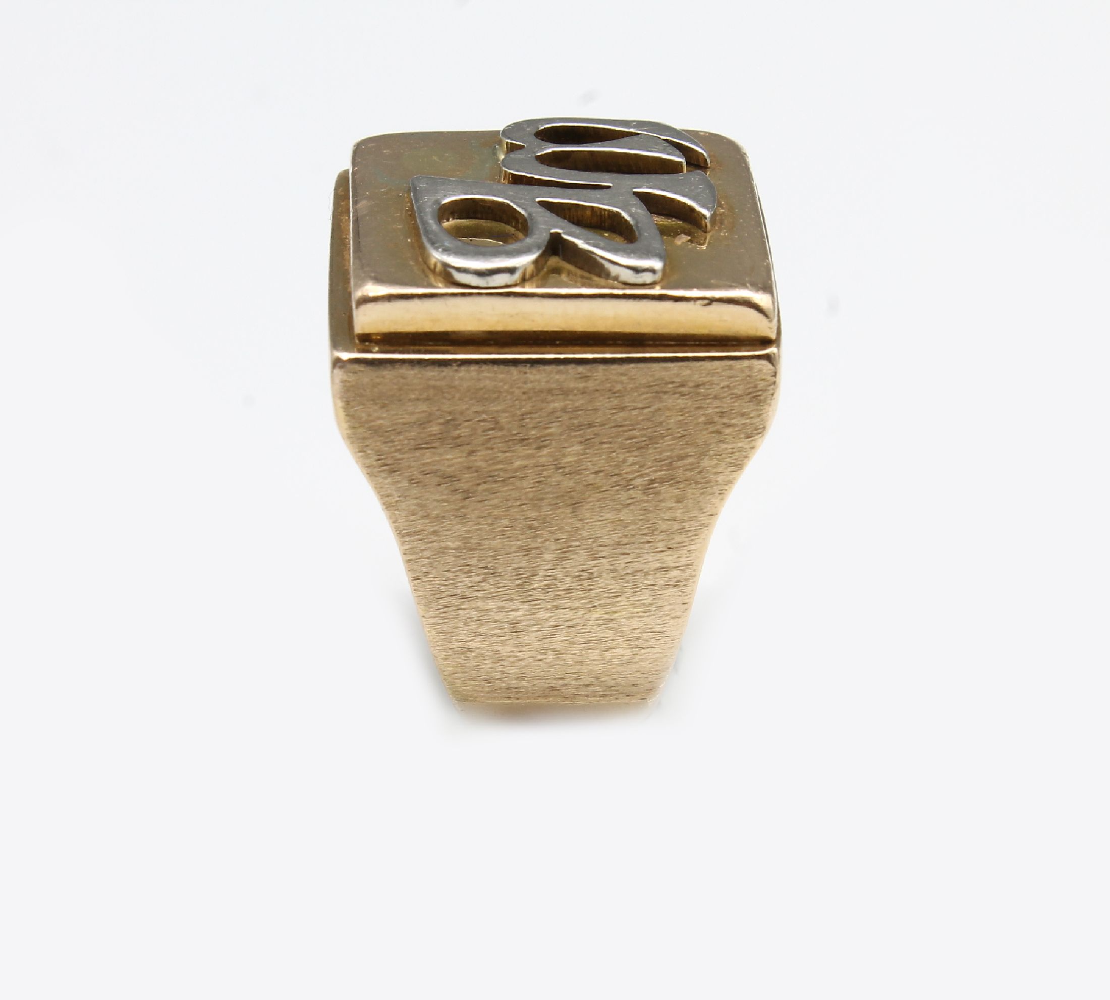 Detail c: 18 kt Gold Herrenring, GG/WG 750/000, schwere massive Ausführung, Ringkopf mit aufgelegtem Monogramm "WB" in WG, RW 59, ca. 24.5 g
