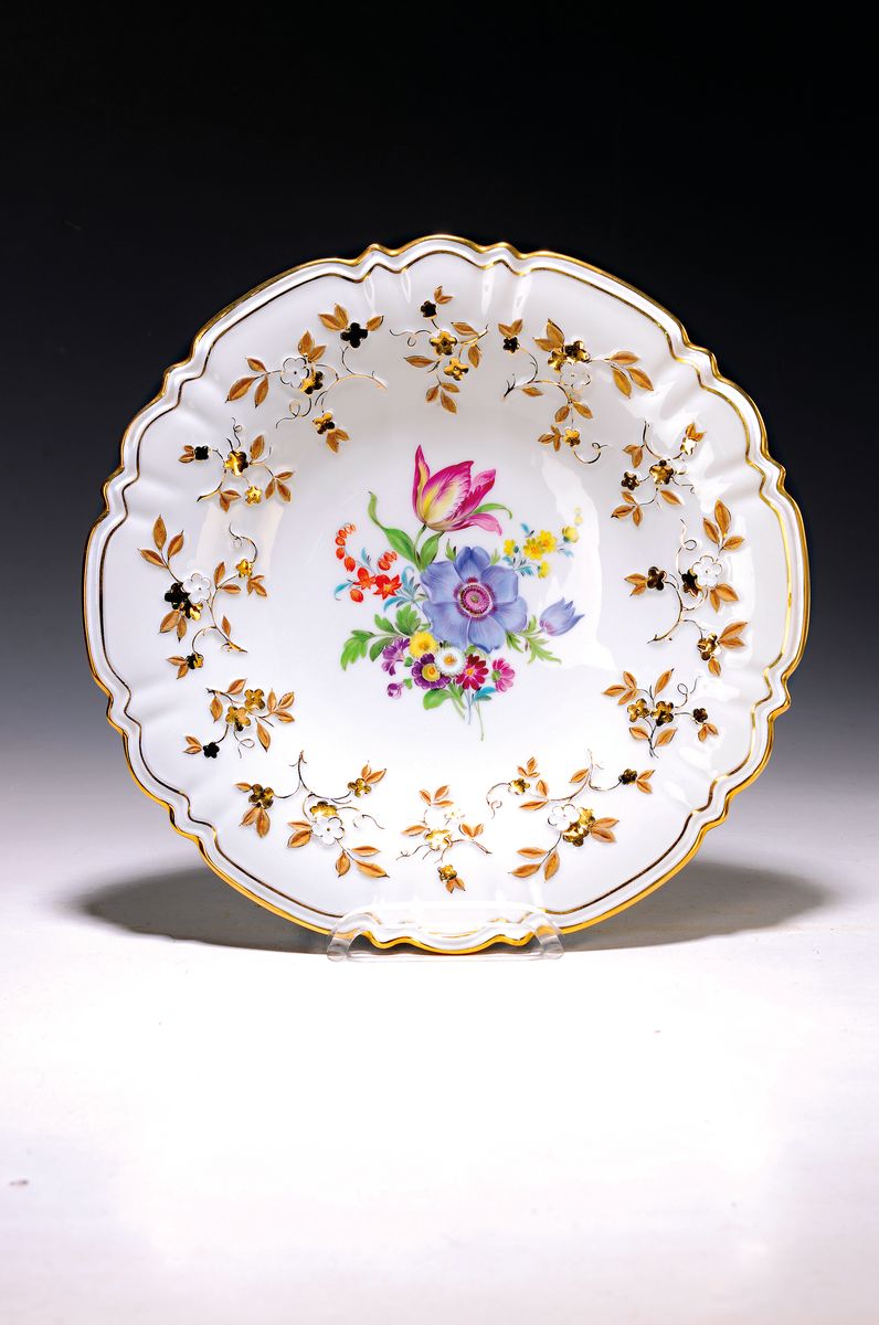 Prunkteller, Meissen, 20. Jh., 1. Wahl, Porzellan, reliefiert und mit Goldstaffage, mittig buntes Blumenbukett, D. ca. 29.5 cm