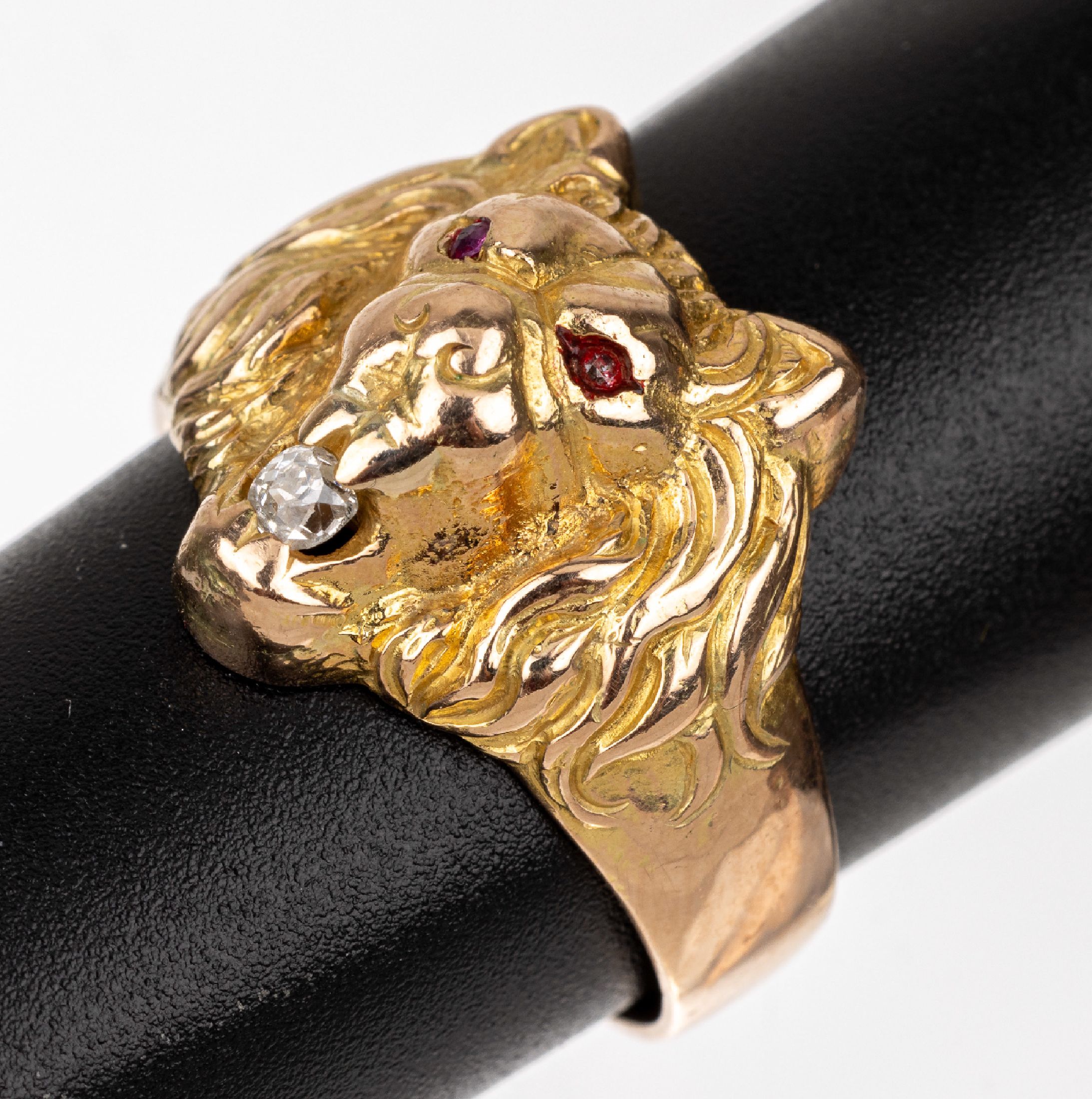 14 kt Gold Diamant-Ring "Löwe", GG 585/000,Ringkopf in Form eines Löwen, im Mund 1 kl. Altschliffdiamant, Augen 2 kl. rundfacett. ...