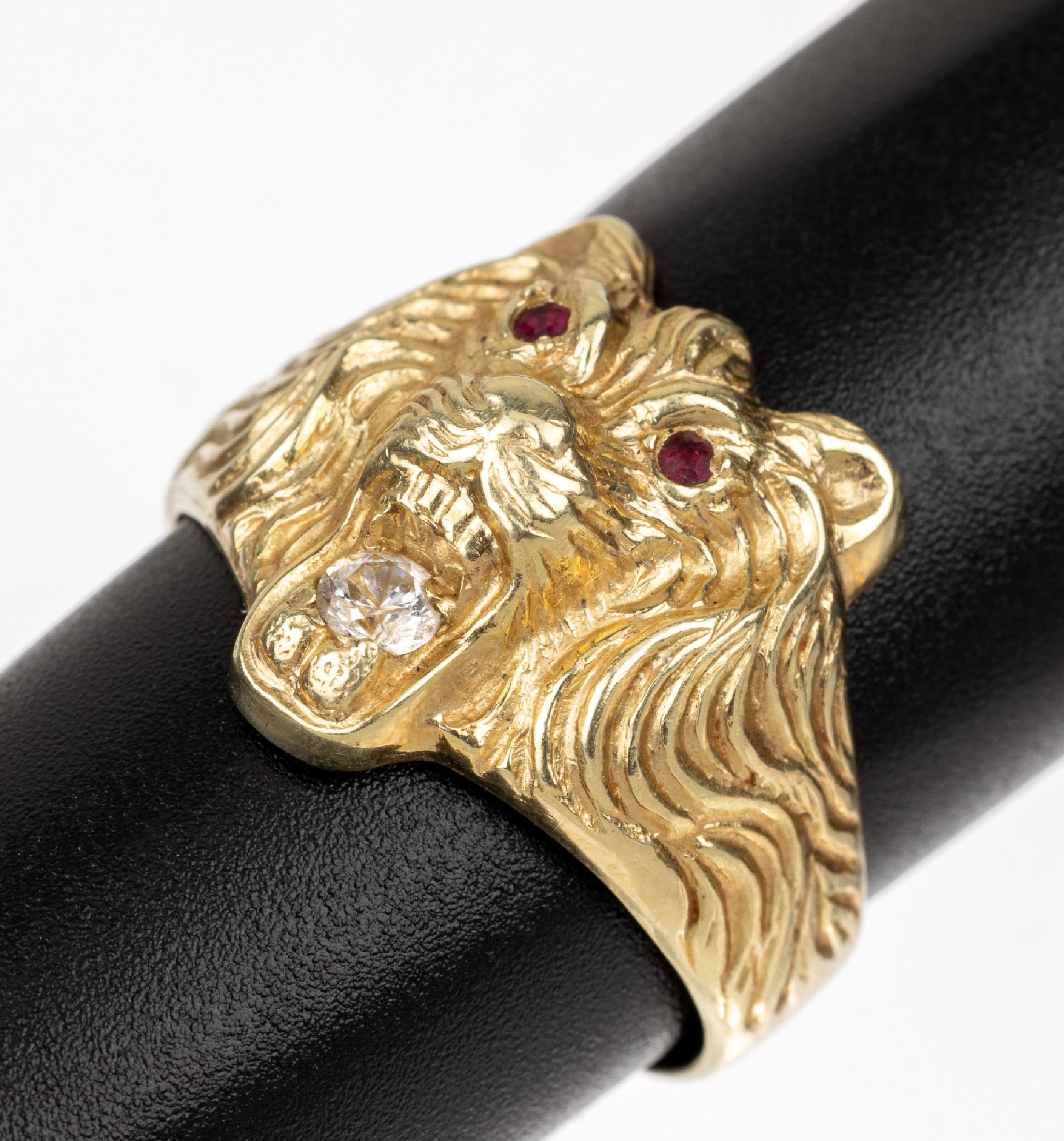 14 kt Gold Ring "Löwe", GG 585/000, Ringkopf in Form eines Löwenkopfes, im Mund 1 kl. Brillant, Augen kl. rundfacett. Rubine, RW63, ca. ...
