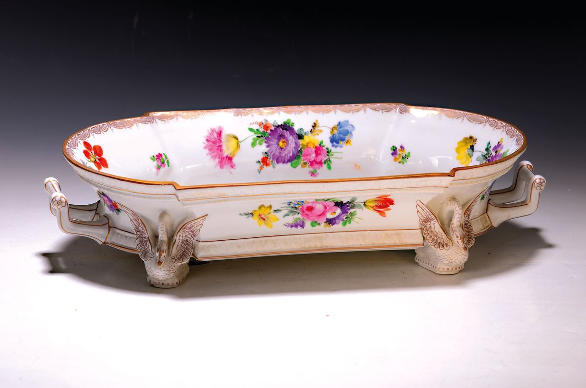 Jardiniere, Frankreich, um 1900, Porzellan, Goldspitzenrand berieben, bunt bemalt mit Blumen und Blumenbuketts, 4 Füße in Form von Schwänen aus ...